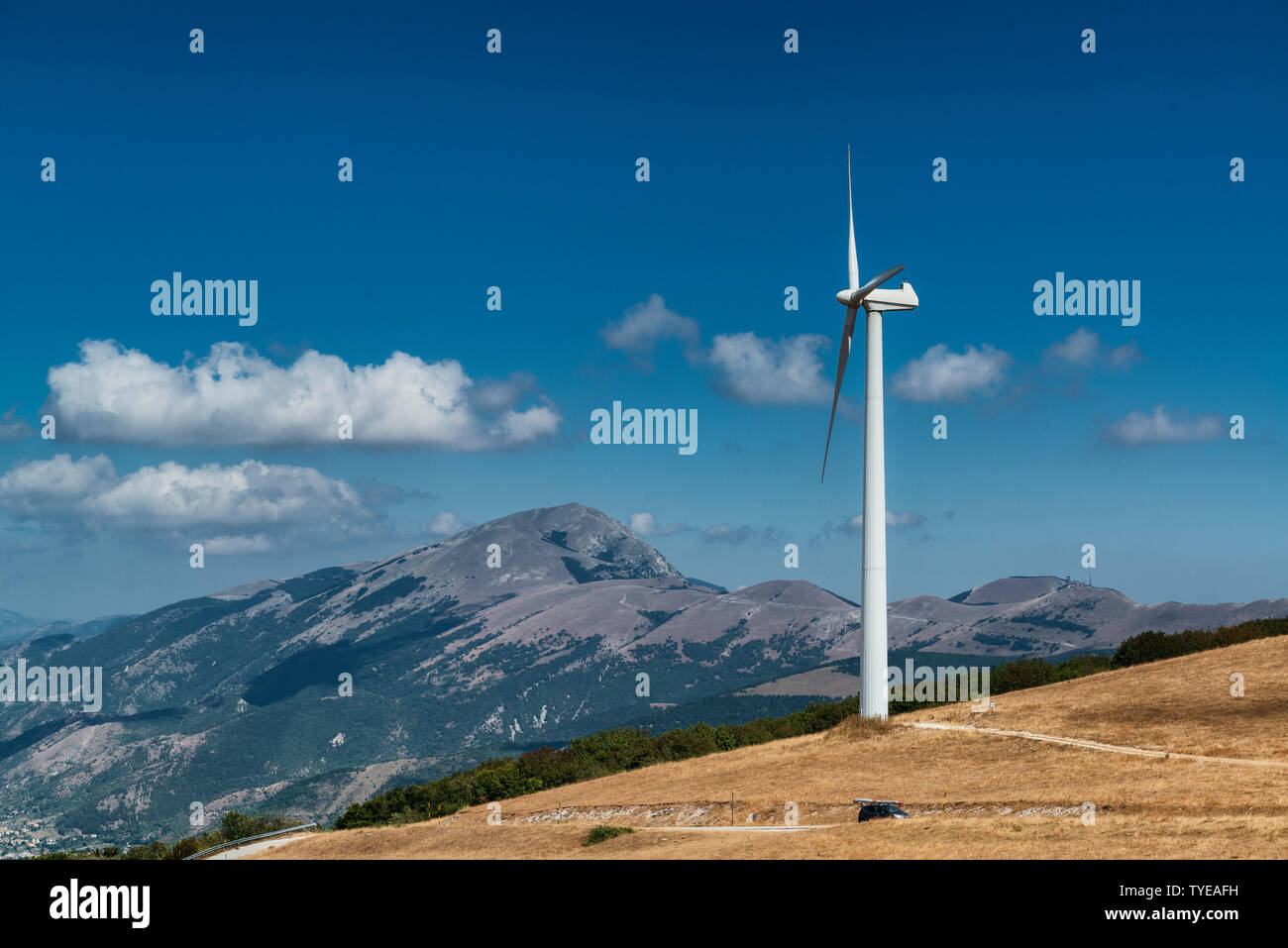 Turbina eolica sulla cima di una montagna nel nord Italia. Ambiente pulito cordiale energia. Foto Stock
