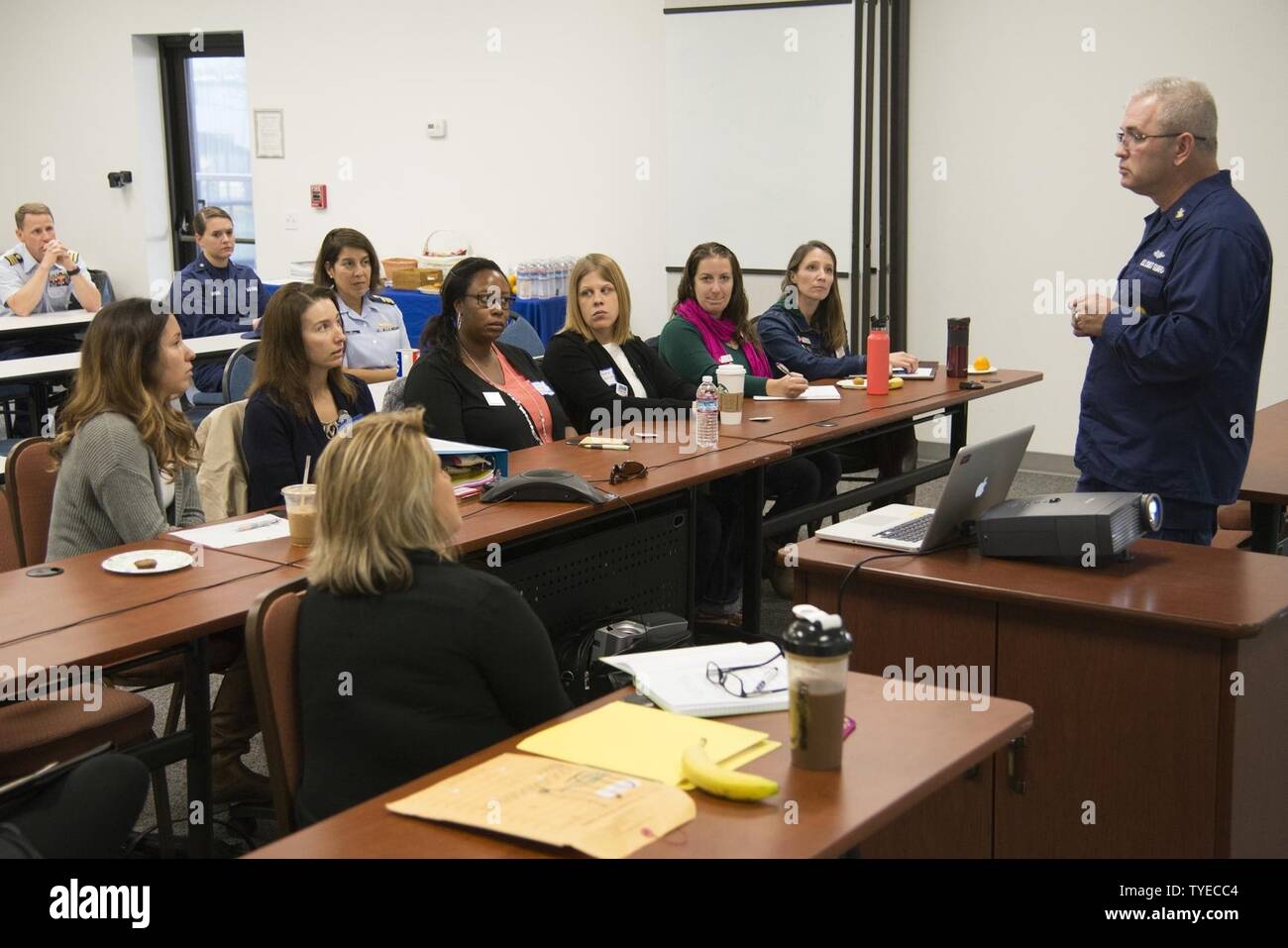ALAMEDA, California -- Il Master Chief Petty Officer della Coast Guard, Steven W. Cantrell, parla con i membri della Guardia Costiera dell area del Pacifico Programma di mediatore in corrispondenza di Coast Guard isola nov. 4, 2016. Stati Uniti Coast Guard Foto Stock