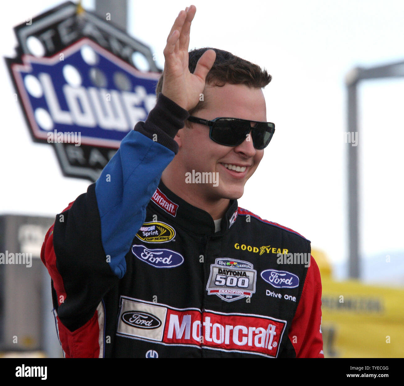 Trevor Bayne attende sulla strada pit per l'inizio della NASCAR Sprint Cup Ford 400 a Homestead-Miami Speedway a Homestead, Florida il 20 novembre 2011. UPI/Malcolm Speranza Foto Stock