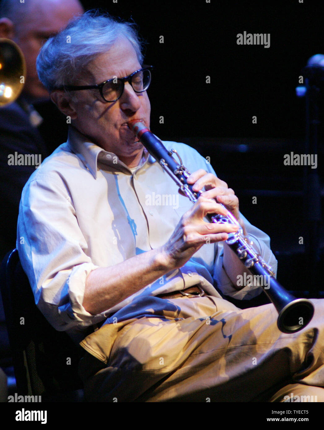 Woody Allen si esibisce con la sua New Orleans jazz band al Fillmore a Miami Beach il 20 dicembre 2011. UPI/Michael Bush Foto Stock