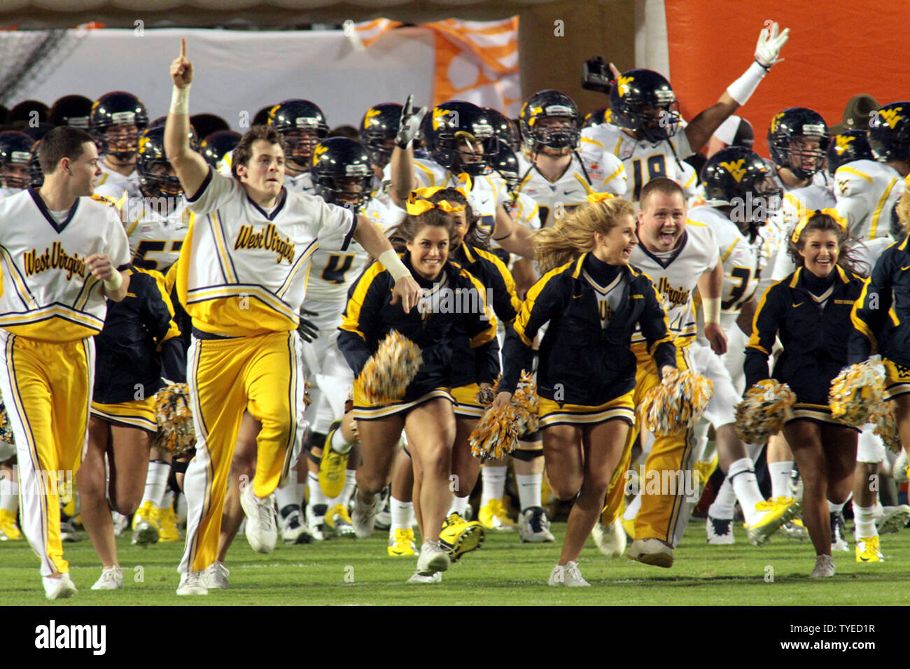 Il West Virginia alpinisti prende il campo all'inizio dell'Orange Bowl tra la Clemson Tigers, e il West Virginia alpinisti 4 gennaio 2012 a Sun Life Stadium di Miami, Florida. . UPI foto/Susan Knowles. Foto Stock