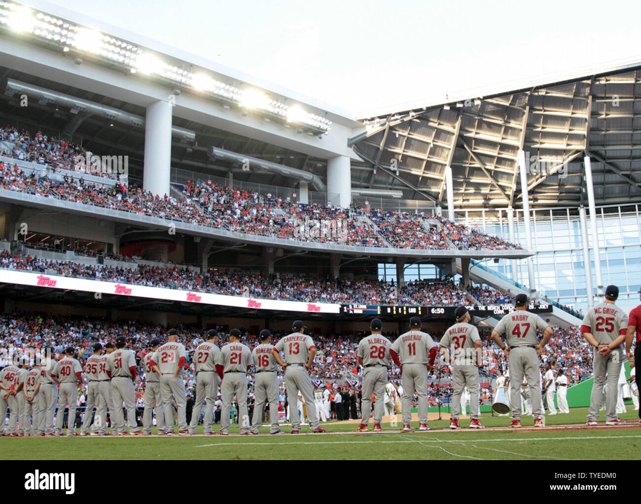 Il Saint Louis Cardinals line up durante le cerimonie di apertura contro il Miami Marlins presso la nuova Miami Marlins Ball Park il giorno dell'apertura aprile 4, 2012, a Miami in Florida. I Cardinali battere i Marlins 4-1. UPI/Susan Knowles Foto Stock