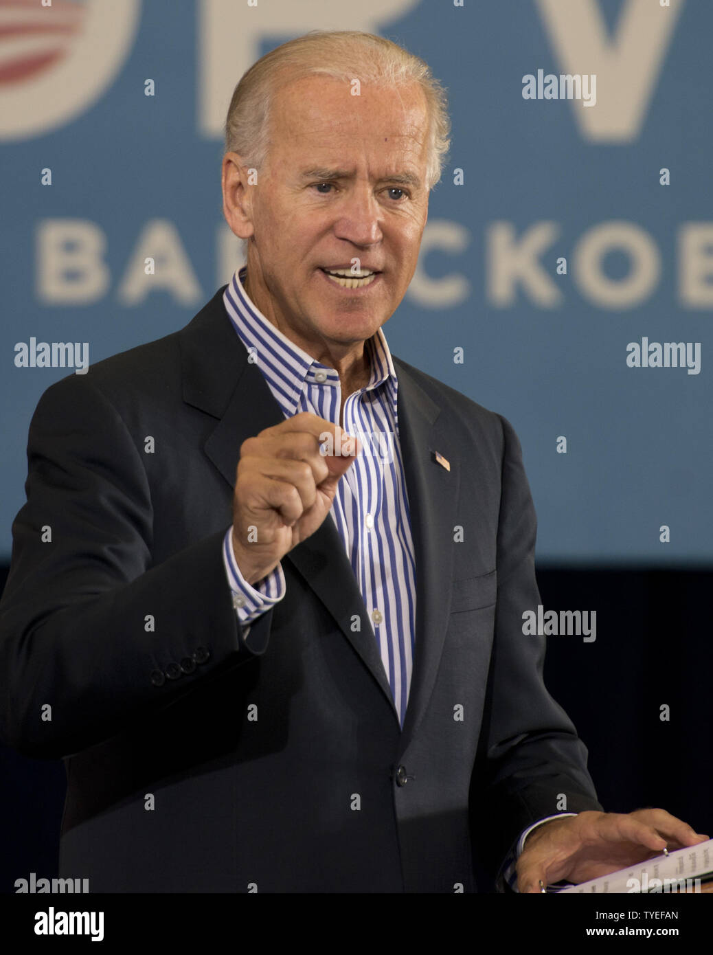 Vice presidente Joe Biden offre commento agli elettori durante la sua prima sosta su una due giorni al bus tour presso il Century Village Clubhouse, Boca Raton, Florida il 28 settembre 2012. Vi sono stati 850 i sostenitori di presenze per l'evento. UPI/Gary mi Rothstein. Foto Stock