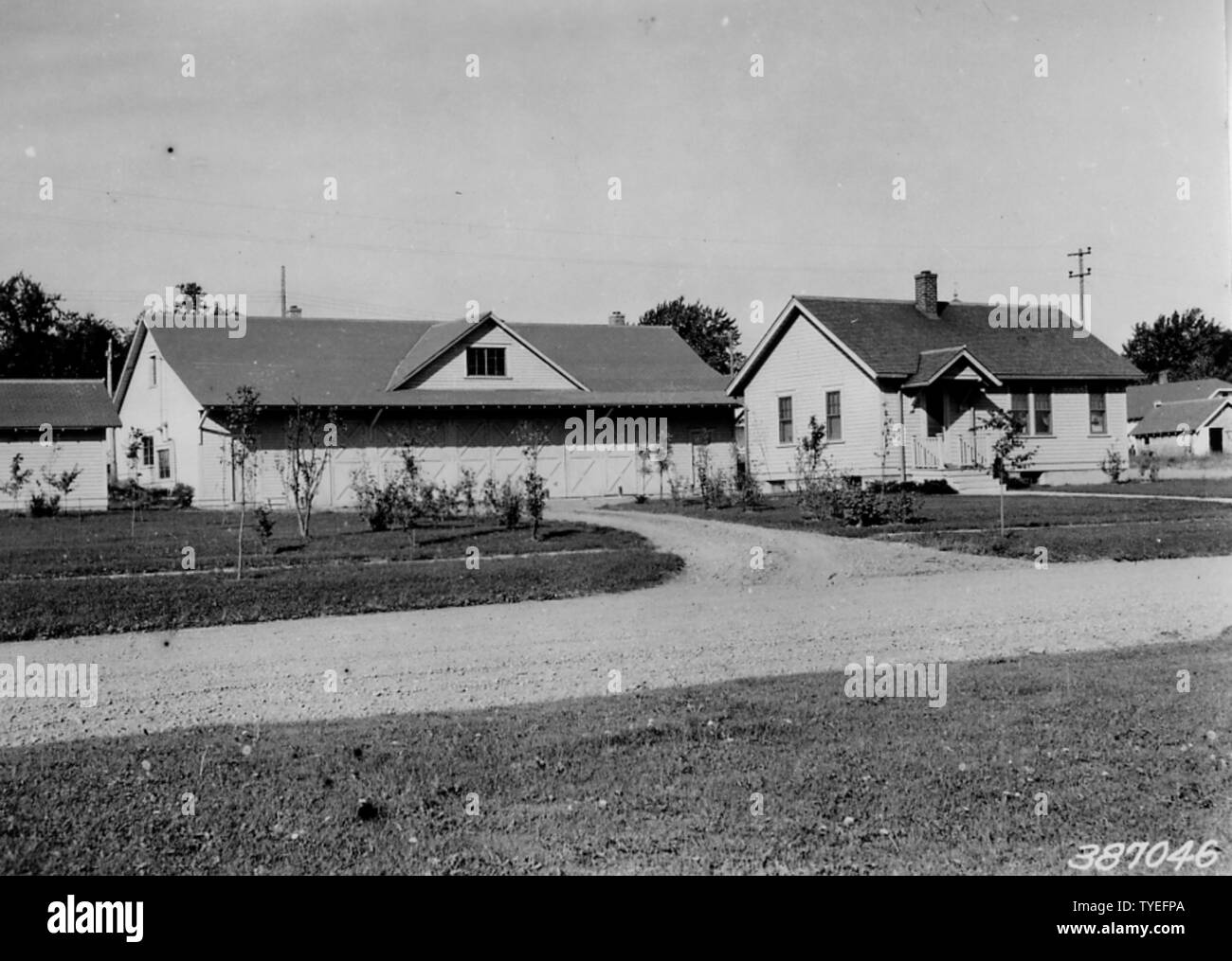 Fotografia di magazzino, casa di olio, e Ranger commesso l'abitazione; Portata e contenuto: didascalia originale: Magazzino, olio house, e ranger commesso l'abitazione. Medford, Wis. Foto Stock