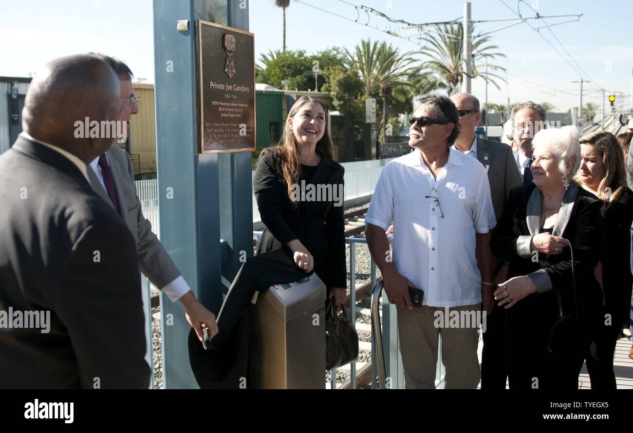 Hannah Adams, centro, la pronipote di Pvt. Joe Gandara, aiuta a svelare una lapide presso la Santa Monica 26th Street/Bergamotto stazione ferroviaria dedicata al suo grande-zio nov. 4, insieme con altri Gandara familiari, Santa Monica Sindaco Tony Vazquez e Los Angeles County Metropolitan Transportation Authority Chief Executive Officer Phillip Washington. Gandara, ucciso in azione nella seconda guerra mondiale, è stato premiato con la medaglia d'onore nel 2014 come parte del valor 24 programma. Foto Stock