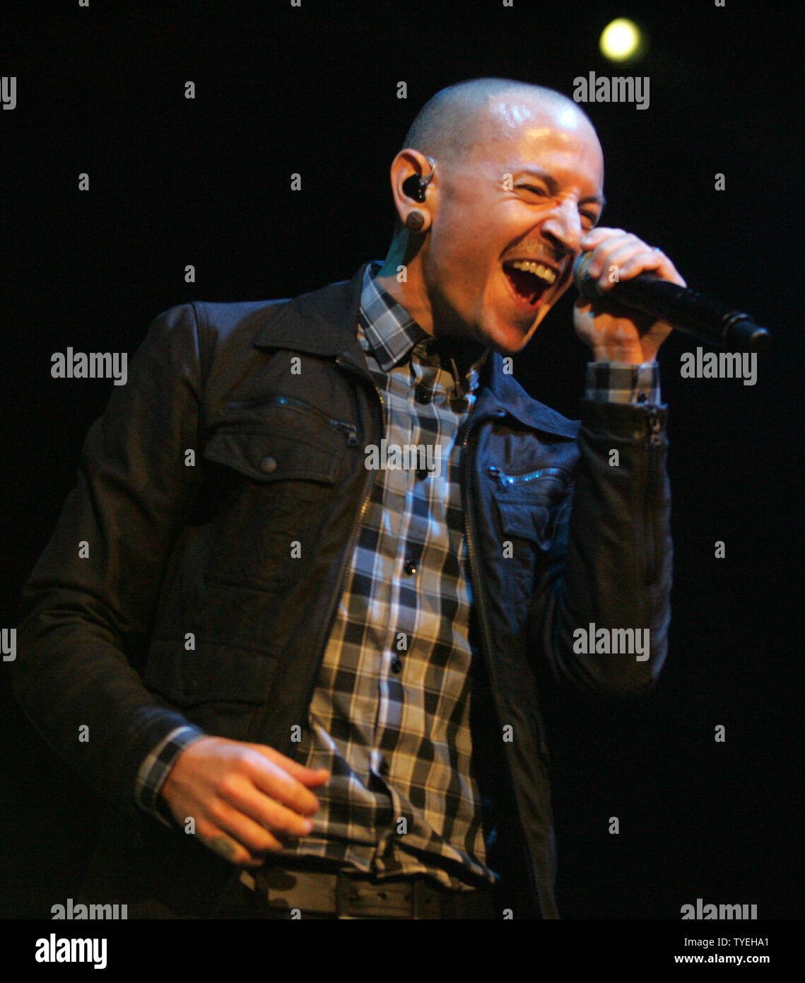 Chester Bennington con Stone Temple Pilots suona presso il BB & T Center di Sunrise, Florida il 17 settembre 2013. UPI/Michael Bush Foto Stock