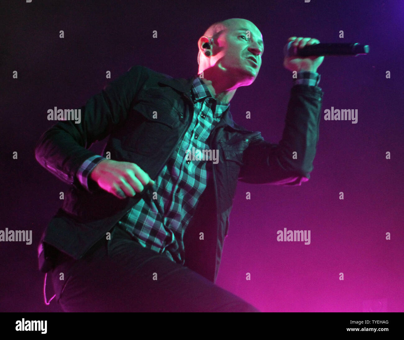 Chester Bennington con Stone Temple Pilots suona presso il BB & T Center di Sunrise, Florida il 17 settembre 2013. UPI/Michael Bush Foto Stock