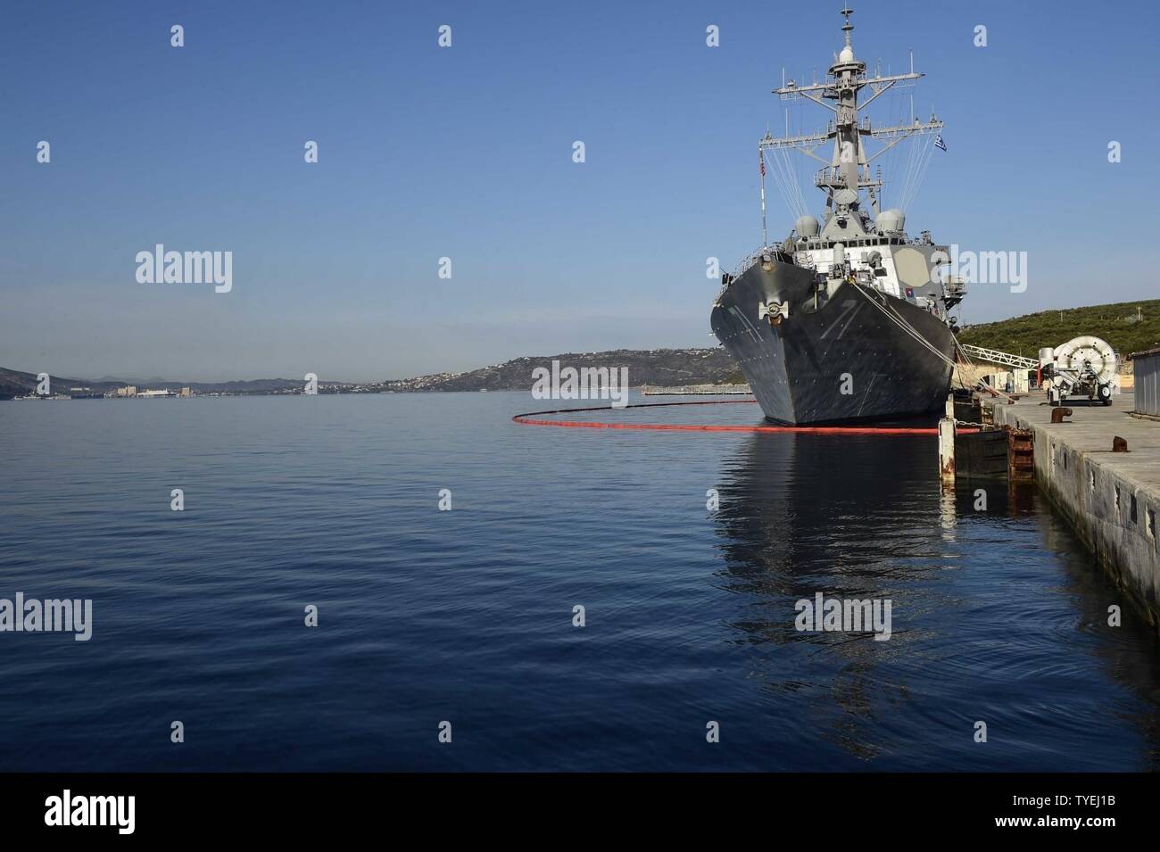 BAY, Grecia (nov. 4, 2016) USS Ross (DDG 71) in porto Souda Bay, Grecia nov. 4, 2016. Ross, un Arleigh Burke-class guidato-missile distruttore, distribuita a Rota, Spagna, sta conducendo operazioni navali negli Stati Uniti Sesta flotta area di operazioni a sostegno degli Stati Uniti per gli interessi di sicurezza nazionali in Europa e in Africa. Foto Stock
