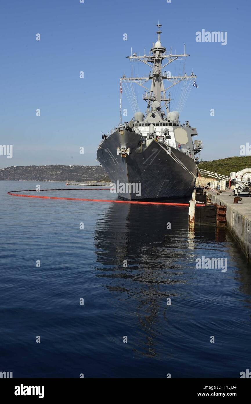BAY, Grecia (nov. 4, 2016) USS Ross (DDG 71) in porto Souda Bay, Grecia nov. 4, 2016. Ross, un Arleigh Burke-class guidato-missile distruttore, distribuita a Rota, Spagna, sta conducendo operazioni navali negli Stati Uniti Sesta flotta area di operazioni a sostegno degli Stati Uniti per gli interessi di sicurezza nazionali in Europa e in Africa. Foto Stock