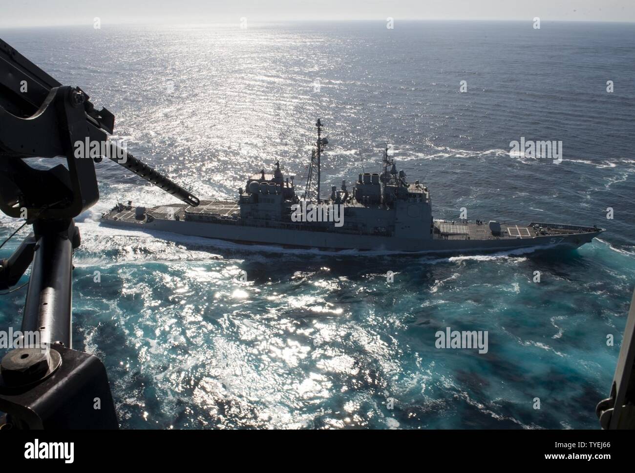 Quinta Flotta, sesta flotta, undicesimo MEU, 2016, Bahrein, BHR, CG 57, CG-57, combattere la fotocamera, COMCAM, ddg 80, DDG 92, distribuzione distruttore, DQ503, Elberg, ENDURANCE CANOTTIERE, EOD, Expeditionary, le attività della flotta Sasebo, ponte di volo, le operazioni di volo, quarti di volo, Grecia, Homecoming, Homeport, HSC 21, Giappone, JEB Little Creek, JS Hyuga 181, appassionato di spada 2017, Kitsap County, LHD 6, LHD6, Biblioteca, LPD 17, MAKIN ISLAND, Marine Corps reclutare Depot, Marine Corps reclutare deposito a San Diego, Momsen, NASWI, Naval Air Station Whidbey Island, Base Navale Kitsap, marina, navy kids, NECC, PTM, norfolk, NSE, pacifico, FOTO E Foto Stock