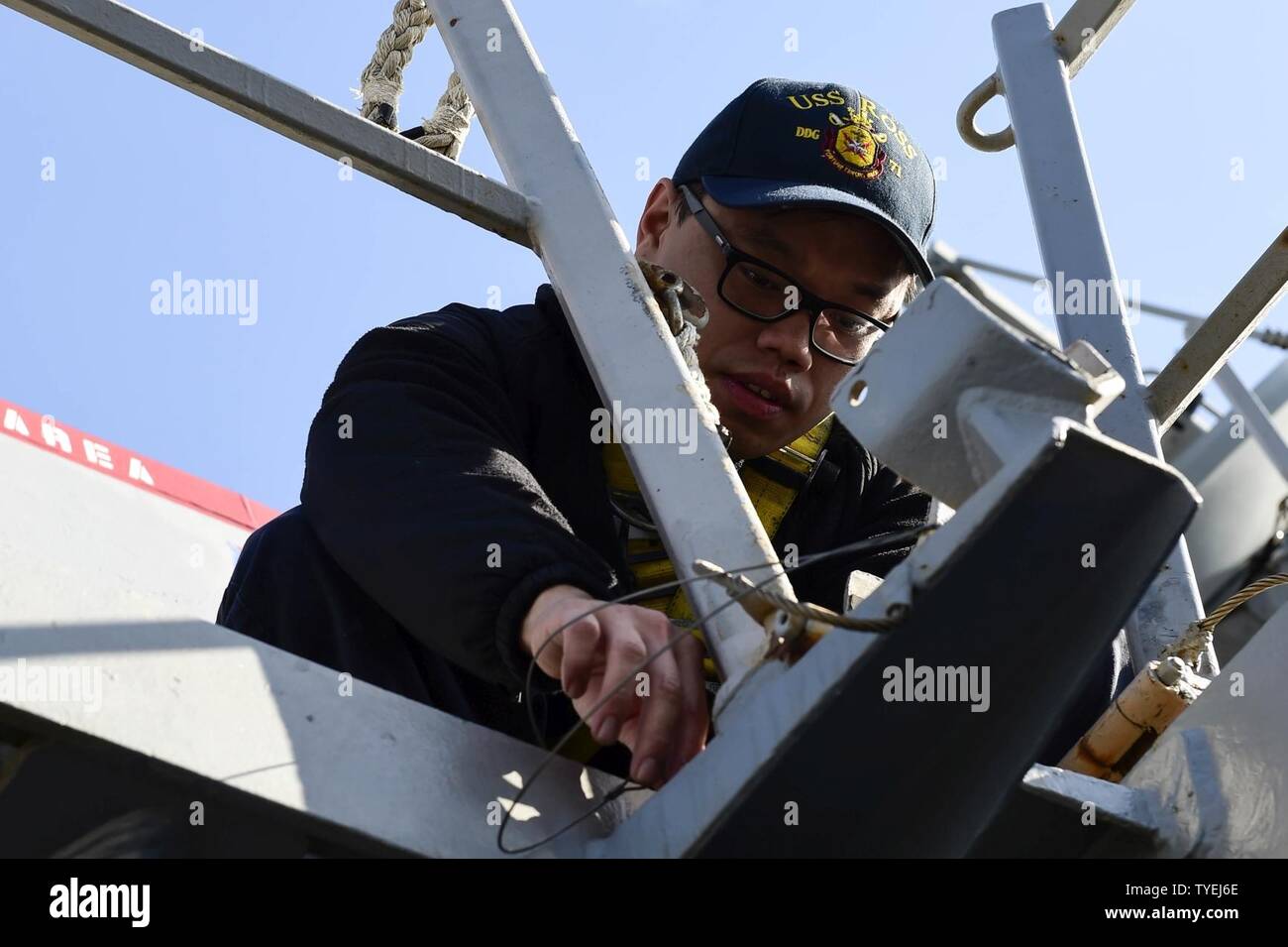 BAY, Grecia (nov. 4, 2016) Petty Officer 2a classe Kao Saeteurn da Merced, California, si abbassa di una rampa di vita a bordo della USS Ross (DDG 71) in porto Souda Bay, Grecia nov. 4, 2016. Ross, un Arleigh Burke-class guidato-missile distruttore, distribuita a Rota, Spagna, sta conducendo operazioni navali negli Stati Uniti Sesta flotta area di operazioni a sostegno degli Stati Uniti per gli interessi di sicurezza nazionali in Europa e in Africa. Foto Stock