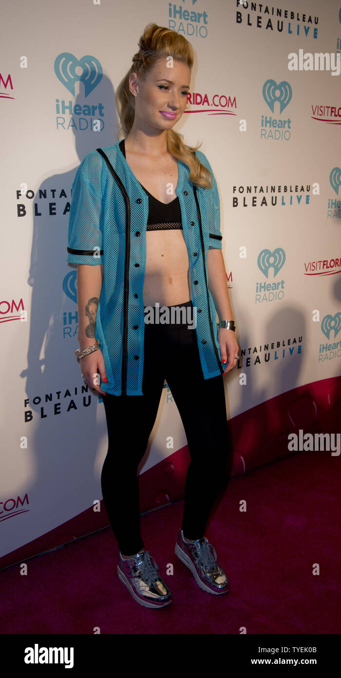 Attore Iggy Azalea passeggiate il tappeto rosso al terzo IHEARTRADIO annuale party in piscina a Fontainebleau Hotel, Miami Beach, Florida, 27 giugno 2014. UPI/Gary mi Rothstein Foto Stock