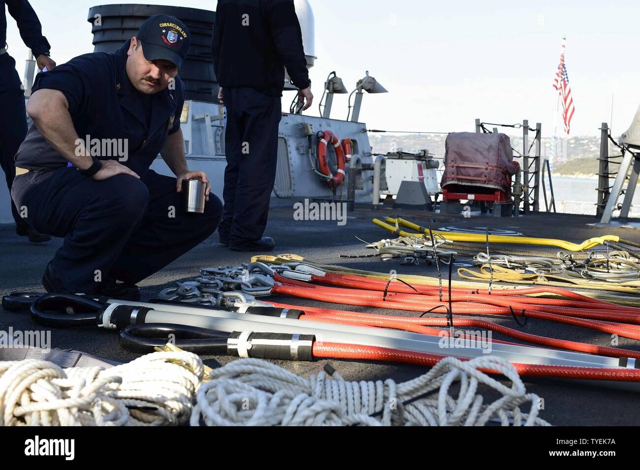 BAY, Grecia (nov. 4, 2016) Chief Petty Officer Harold Vernon, un ispettore per superficie navale vigore dell Atlantico, ispeziona le attrezzature a bordo della USS Ross (DDG 71) in porto Souda Bay, Grecia nov. 4, 2016. Ross, un Arleigh Burke-class guidato-missile distruttore, distribuita a Rota, Spagna, sta conducendo operazioni navali negli Stati Uniti Sesta flotta area di operazioni a sostegno degli Stati Uniti per gli interessi di sicurezza nazionali in Europa e in Africa. Foto Stock