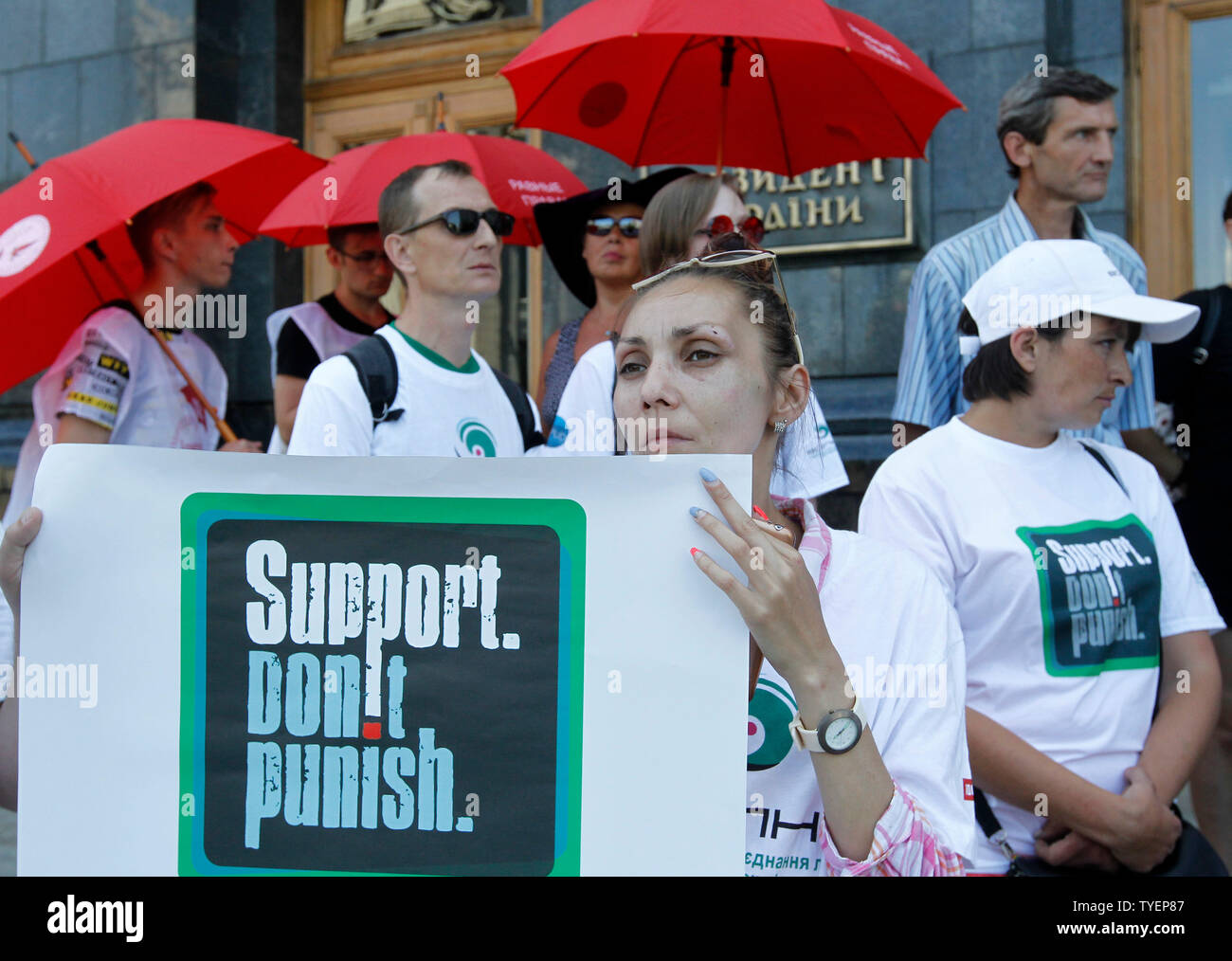 Gli ucraini indossando bianco in t-shirt supporto di lettura, non punire prendere parte durante un rally repressiva contro le politiche sugli stupefacenti di fronte l'amministrazione presidenziale a Kiev.Il rally è stato parte della campagna globale 'Support, non punire" tenutosi a sostegno di sui diritti di tossicodipendenti persone ed era temporizzata su la Giornata Internazionale contro l abuso di droga e circolazione illegale e della Giornata Internazionale a Sostegno delle Vittime della tortura che di entrambi sono segnati il 26 giugno. Foto Stock