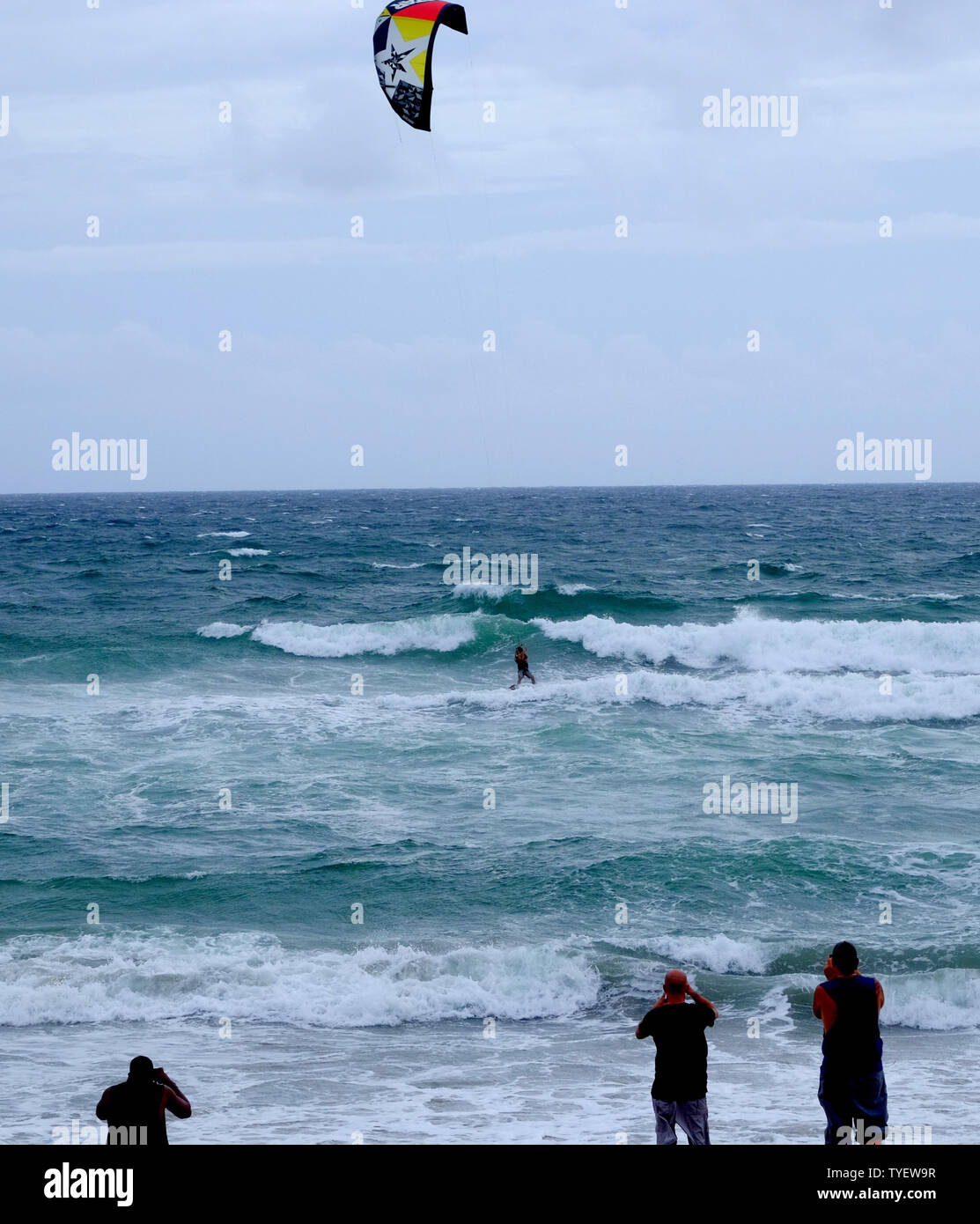 Un uomo è visto navigare su un aquilone bordo off Lake Worth Beach, Florida durante l'attesa per l arrivo dell'Uragano Matteo. Il 6 ottobre 2016. È stato dichiarato uno stato di emergenza nello stato dal governatore Scott mercoledì come uragano Matthew potrebbe colpire la costa orientale della Florida come una categoria 4 tempesta. Foto di Gary mi Rothstein/UPI... Foto Stock