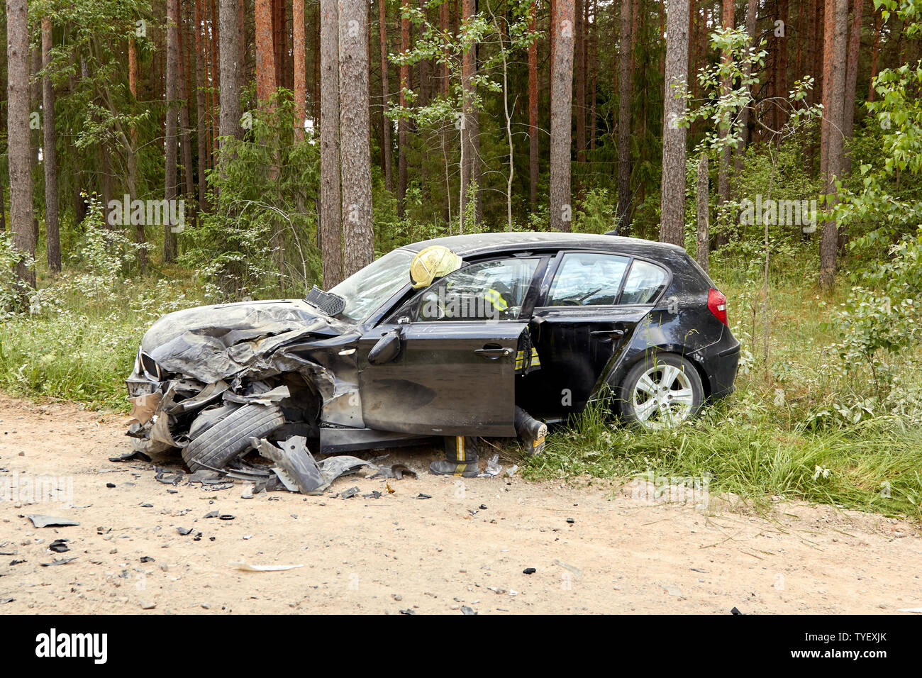 Incidente di auto sulla strada rurale nel giugno 20,2019 auto dopo una collisione con altro veicolo, in Lettonia accanto a Cekule Foto Stock