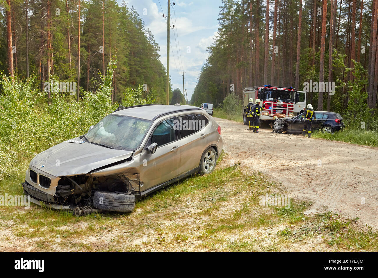 Incidente di auto sulla strada rurale nel giugno 20,2019 auto dopo una collisione con altro veicolo, in Lettonia accanto a Cekule Foto Stock