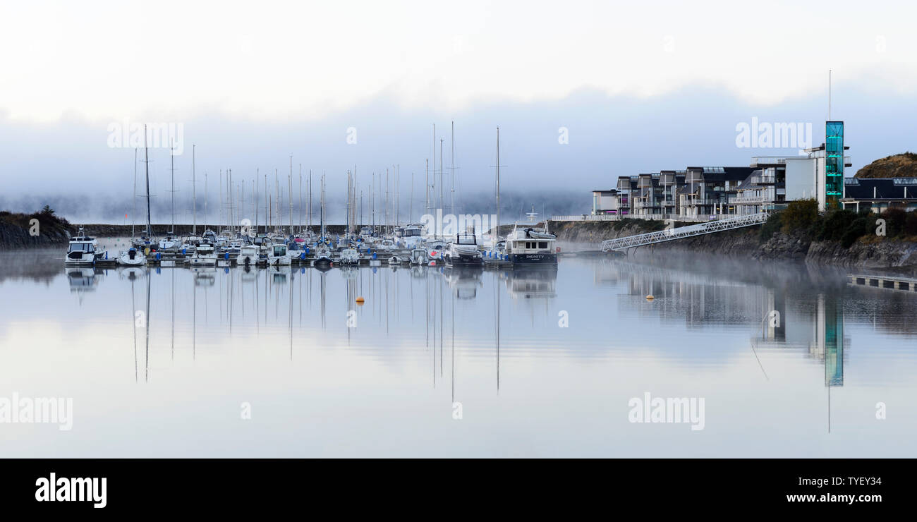 Vista panoramica di Portavadie Marina all'alba sul Loch Fyne in Argyll and Bute, Scotland, Regno Unito Foto Stock