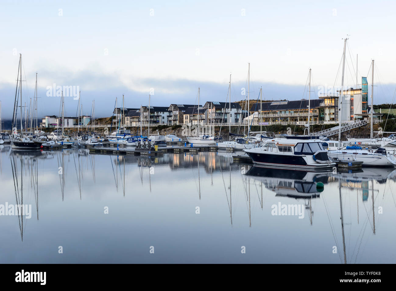Vista della Marina Portavadie allo spuntar del giorno su Loch Fyne in Argyll and Bute, Scotland, Regno Unito Foto Stock