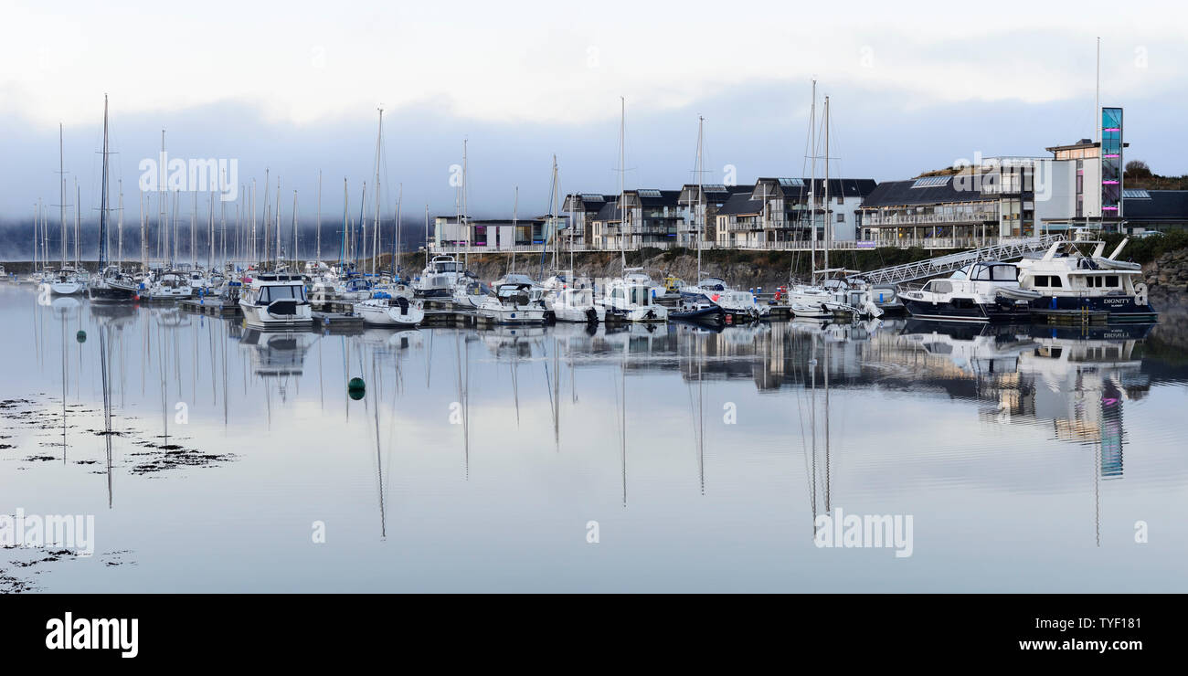 Vista panoramica di Portavadie Marina all'alba sul Loch Fyne in Argyll and Bute, Scotland, Regno Unito Foto Stock