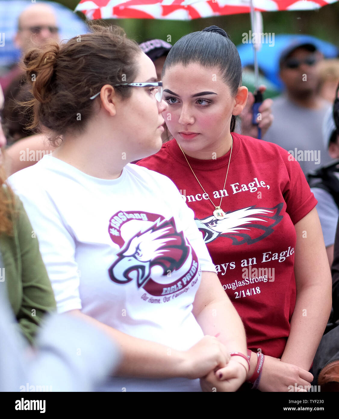 Sarah Cumings (L) e Angelina Lazo senior presso Marjory Stoneman Douglas High School ascoltare gli altoparlanti di un rally per la solidarietà nella comunità del nord Park, Parchi, Florida il 10 marzo 2018. Il gruppo si è raccolto in una mostra di solidarietà per i 17 studenti e insegnanti assassinato il 14 febbraio 2018 nelle scuole freshman edificio. Un ex studente è in carcere accusate su 17 conteggi di omicidio premeditato. Foto di Gary Rothstein/UPI Foto Stock