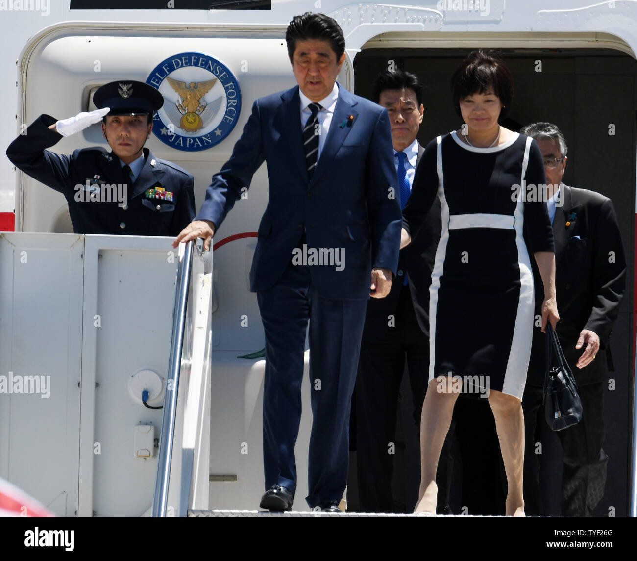 Primo Ministro giapponese Shinzo Abe e sua moglie Akie Abe arrivano all'aeroporto di West Palm Beach, Florida, 17 aprile 2018. Il primo ministro Abe incontrerà il Presidente Trump al winter White House Mar-a-Lago in Palm Beach, Florida, martedì e mercoledì 17 aprile & 18 2018.. Foto di Gary mi Rothstein/UPI Foto Stock