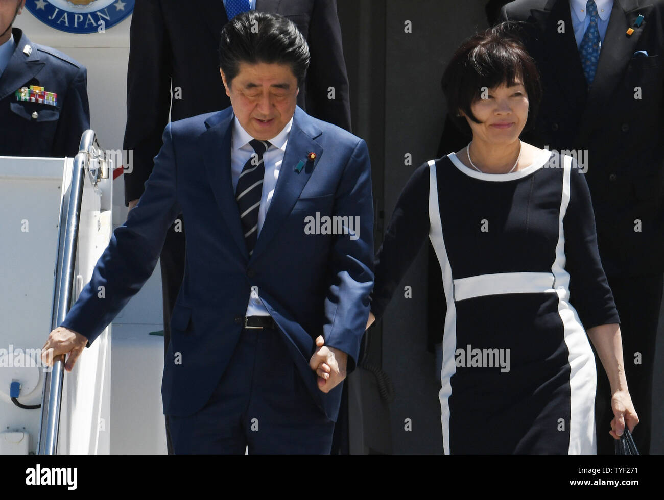 Primo Ministro giapponese Shinzo Abe tenendo le mani con la moglie Akie Abe arrivano all'aeroporto di West Palm Beach, Florida, 17 aprile 2018. Il primo ministro Abe incontrerà il Presidente Trump al winter White House Mar-a-Lago in Palm Beach, Florida, martedì e mercoledì 17 aprile & 18 2018.. Foto di Gary mi Rothstein/UPI Foto Stock