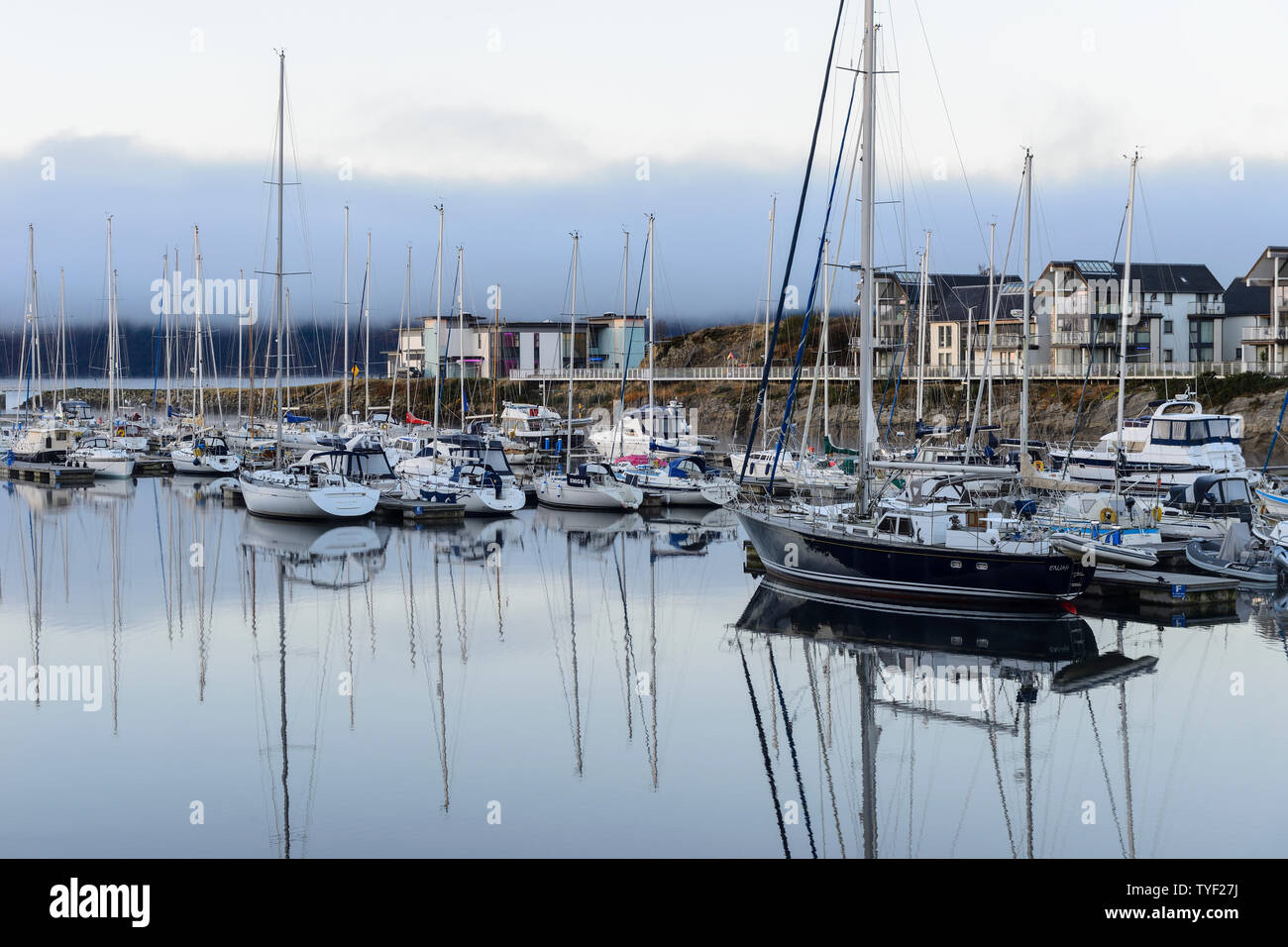 Vista della Marina Portavadie allo spuntar del giorno su Loch Fyne in Argyll and Bute, Scotland, Regno Unito Foto Stock