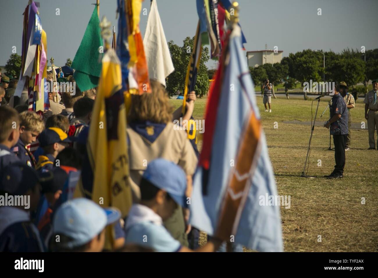 Tetsuji Matsumoto risolve gli scout prima del ventitreesimo Boy Scout di associazione America-Scout del Giappone amicizia Jamborette nov. 5-6 a bordo Camp Kinser, Okinawa, in Giappone. "Spero che voi oggi tutti potranno costruire amicizie eterna", ha detto Matsumoto, durante il suo discorso di apertura. "Le amicizie si costruire renderà il mondo un posto migliore." Matsumoto è il Urasoe Sindaco della città. Foto Stock