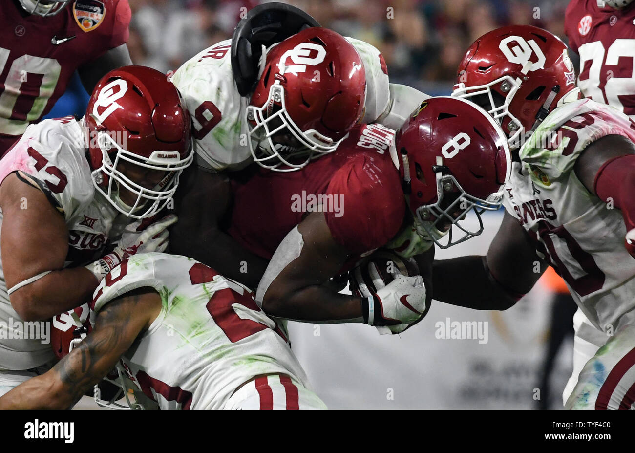 Alabama Crimson Tide running back Josh Jacobs (8) si estende per alcuni cantieri difficili come Oklahoma Sooners defensive lineman Neville Gallimore (90) si chiude sulla affrontare nel secondo trimestre del college football playoff semifinale al capitale una Orange Bowl di Miami, in Florida, il 29 dicembre 2018. Foto di Gary mi Rothstein/UPI Foto Stock