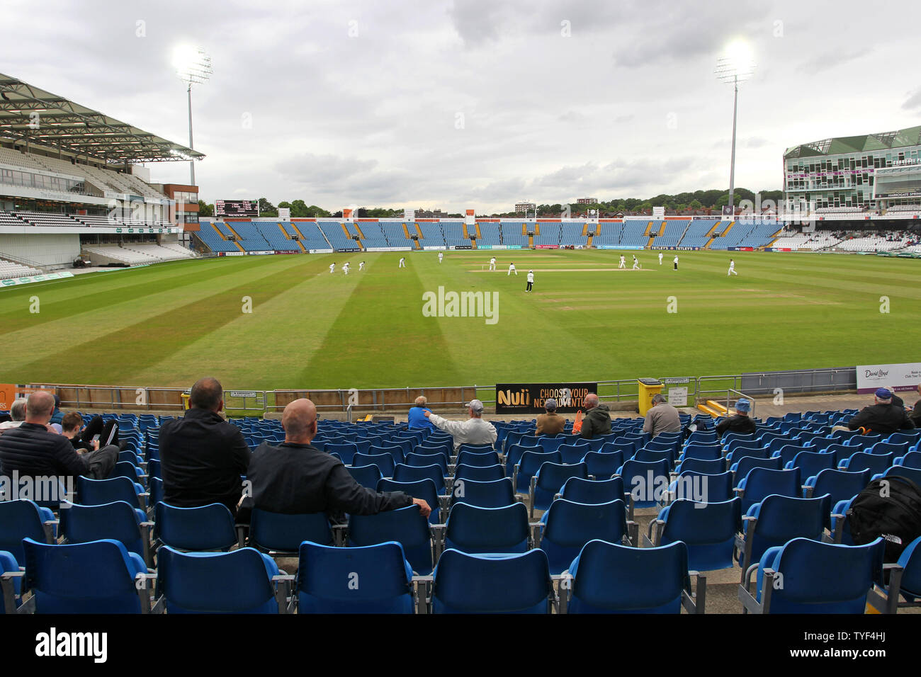 I proiettori in uso durante il Yorkshire CCC vs Essex CCC, Specsavers County Championship Division 1 Cricket di smeraldo Headingley Cricket Ground su 4t Foto Stock