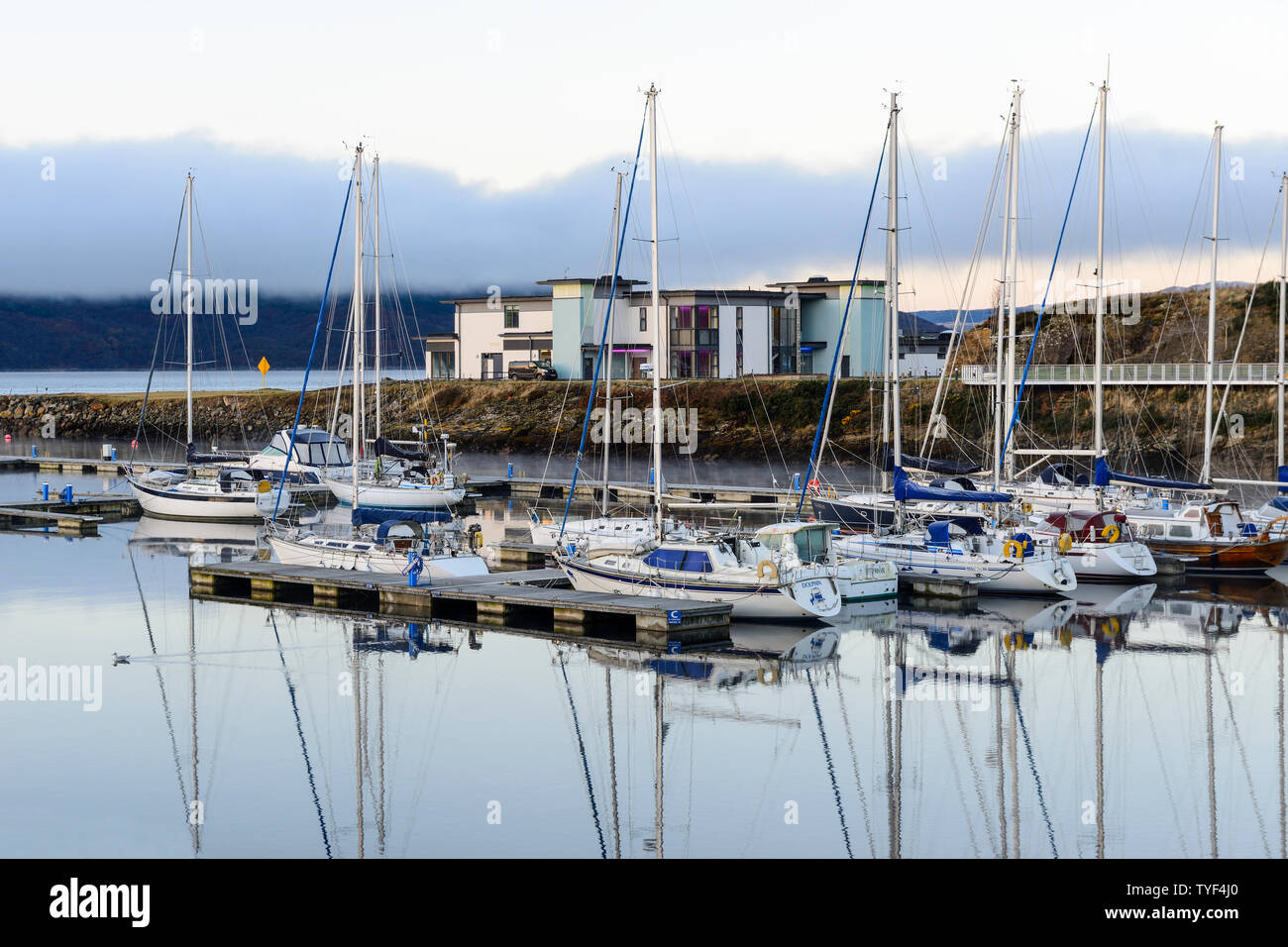 Vista della Marina Portavadie allo spuntar del giorno su Loch Fyne in Argyll and Bute, Scotland, Regno Unito Foto Stock