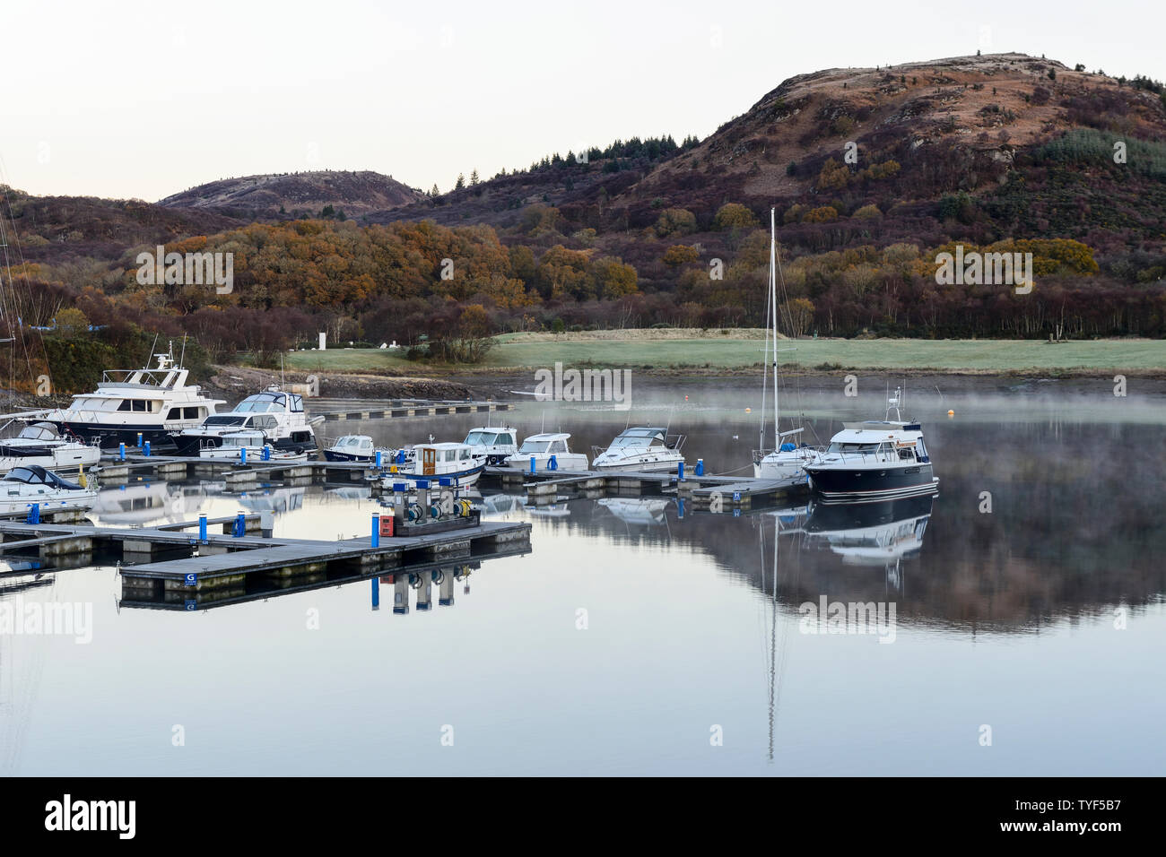 Vista della Marina Portavadie allo spuntar del giorno su Loch Fyne in Argyll and Bute, Scotland, Regno Unito Foto Stock