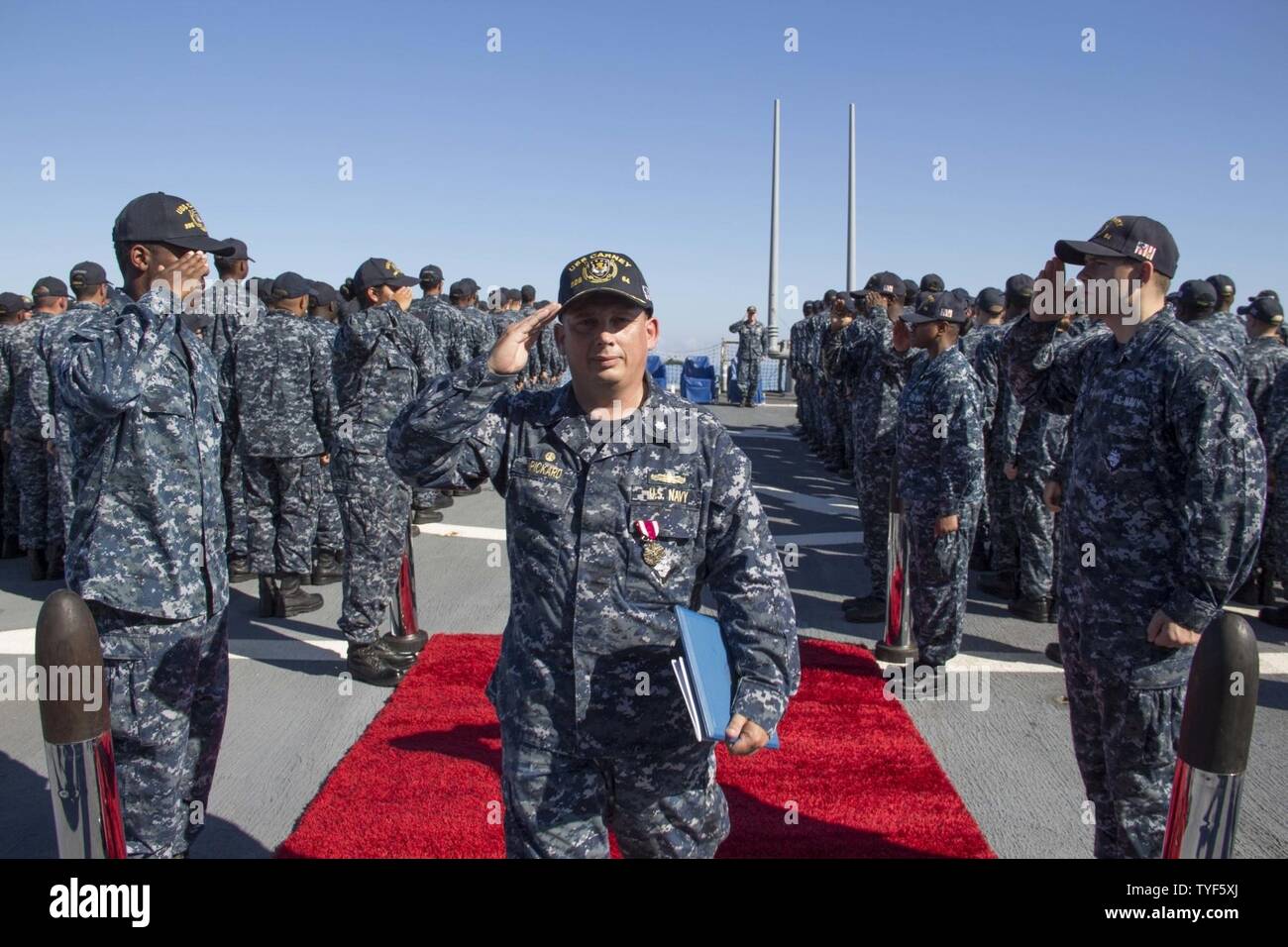 Mare (5 Nov 2016) - Side Boys rendere onore a quella della Cmdr. Ken Pickard come egli si diparte un cambiamento di cerimonia di comando a bordo della USS Carney (DDG) 64 nov. 5, 2016. Carney, un Arleigh Burke-class guidato-missile distruttore, distribuita a Rota, Spagna, sta conducendo una pattuglia di routine negli Stati Uniti Sesta flotta area di operazioni a sostegno degli Stati Uniti per gli interessi di sicurezza nazionali in Europa. Foto Stock