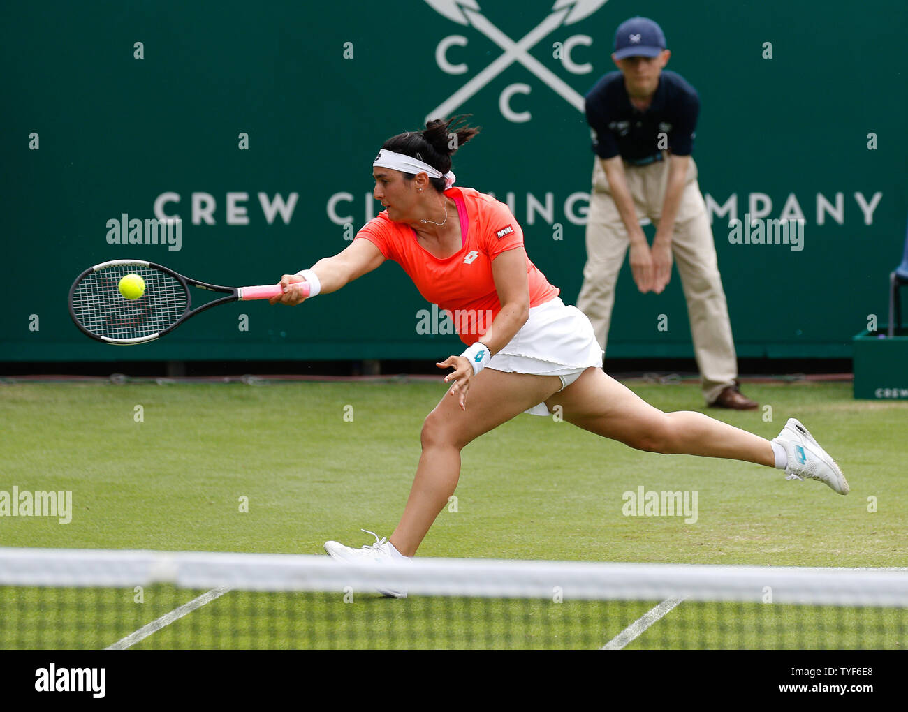 Devonshire Park, Eastbourne, Regno Unito. Il 26 giugno, 2019. Natura Valle Torneo Internazionale di Tennis; Ons Jabeur (TUN) svolge un diretti girato nel suo contro Johanna Konta (GBR) Credit: Azione Plus immagini di sport/Alamy Live News Foto Stock