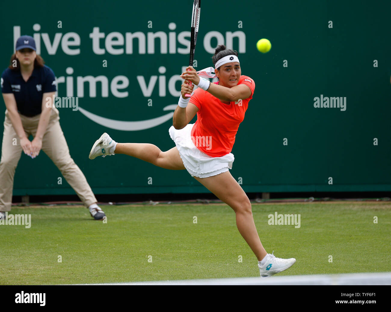 Devonshire Park, Eastbourne, Regno Unito. Il 26 giugno, 2019. Natura Valle Torneo Internazionale di Tennis; Ons Jabeur (TUN) gioca il rovescio girato nel suo contro Johanna Konta (GBR) Credit: Azione Plus immagini di sport/Alamy Live News Foto Stock