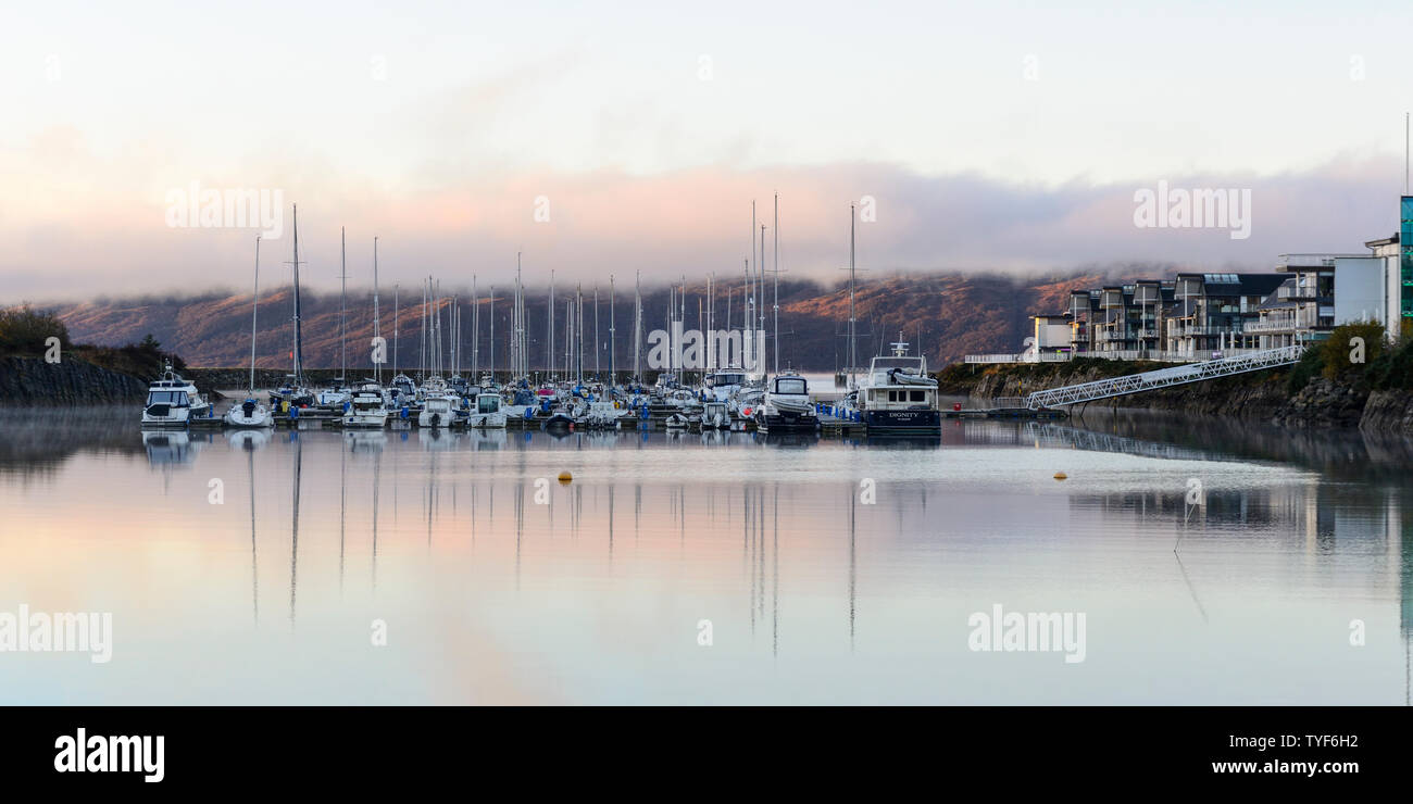Vista panoramica di Portavadie Marina all'alba sul Loch Fyne in Argyll and Bute, Scotland, Regno Unito Foto Stock