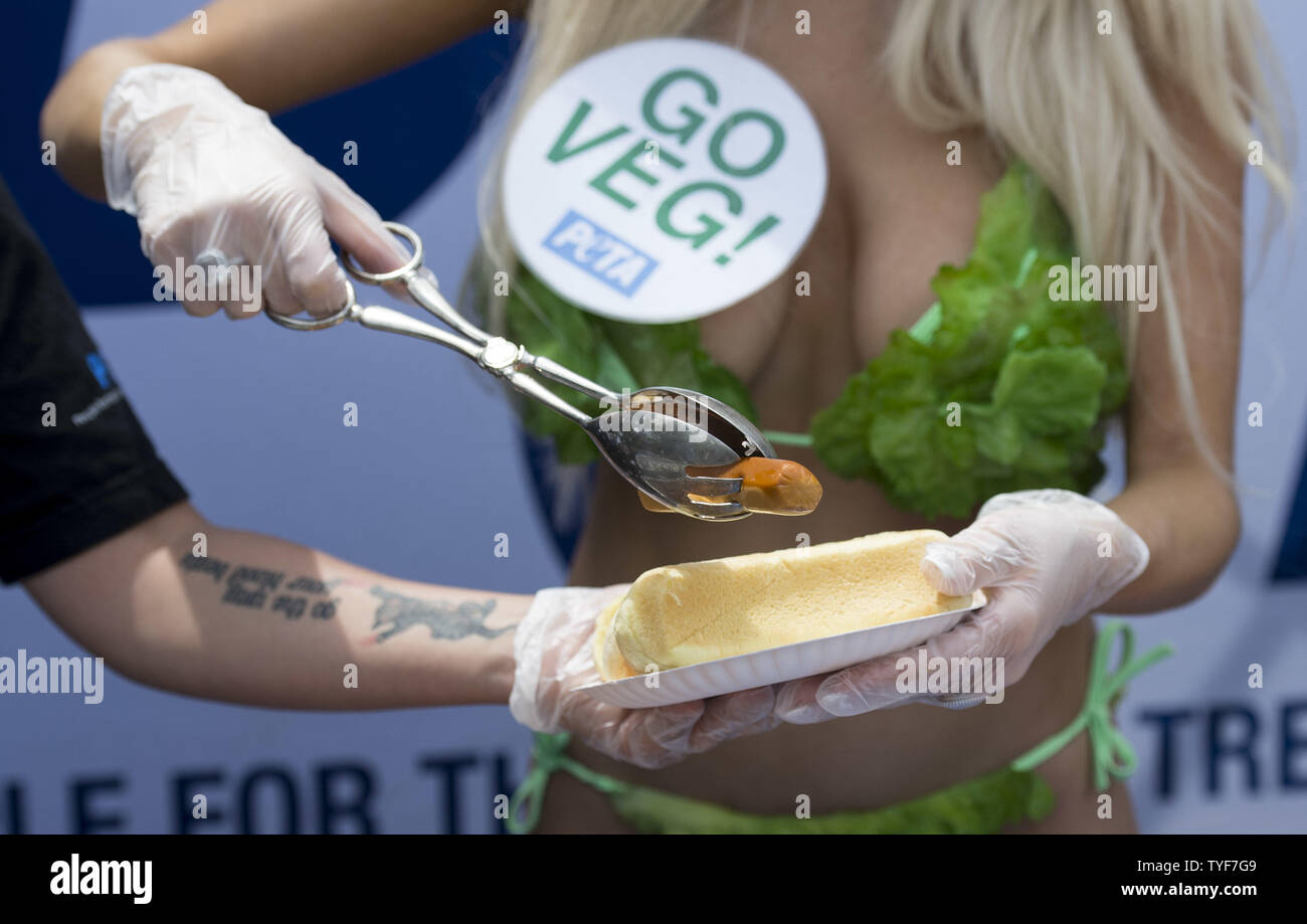 Personalità televisiva Courtney Stodden aiuta a mano veggie cani durante la PETA ha del congresso annuale Veggie cane omaggio al Rayburn House Edificio per uffici a luglio 16, 2014 a Washington D.C. Si tratta di P.E.T.A. nella sua risposta all'industria della carne il prossimo annual Hot Dog pranzo su National Hot Dog Day. UPI/Kevin Dietsch Foto Stock