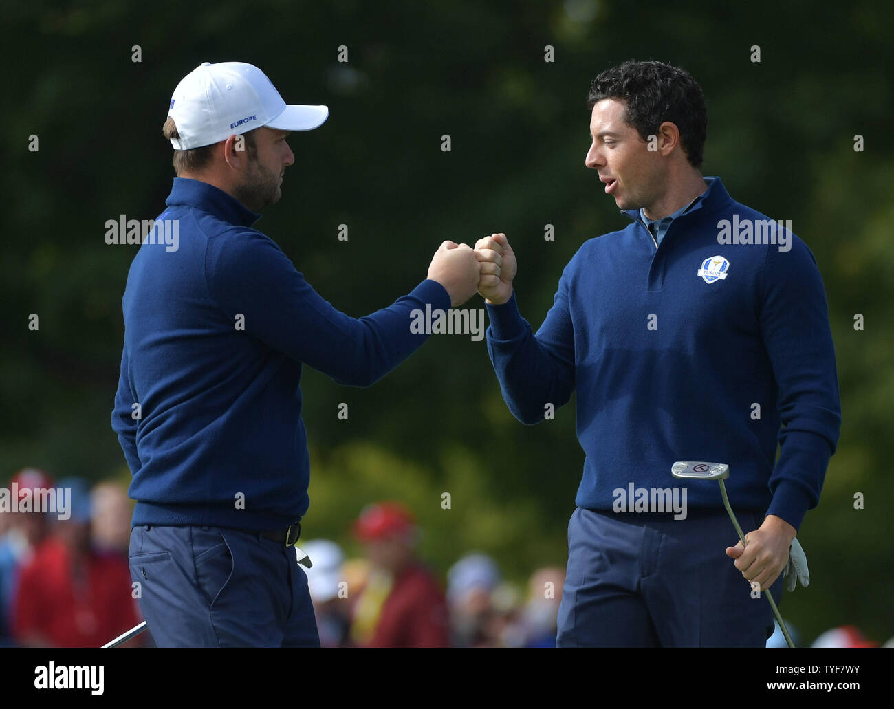 Team europeo gli Stati Rory McIlroy (R) e Andy Sullivan celebrare dopo aver vinto il dodicesimo foro durante il giorno 1 del 2016 Ryder Cup a Hazeltine National Golf Club in Chaska, Minnesota il 30 settembre 2016. Foto di Kevin Dietsch/UPI Foto Stock