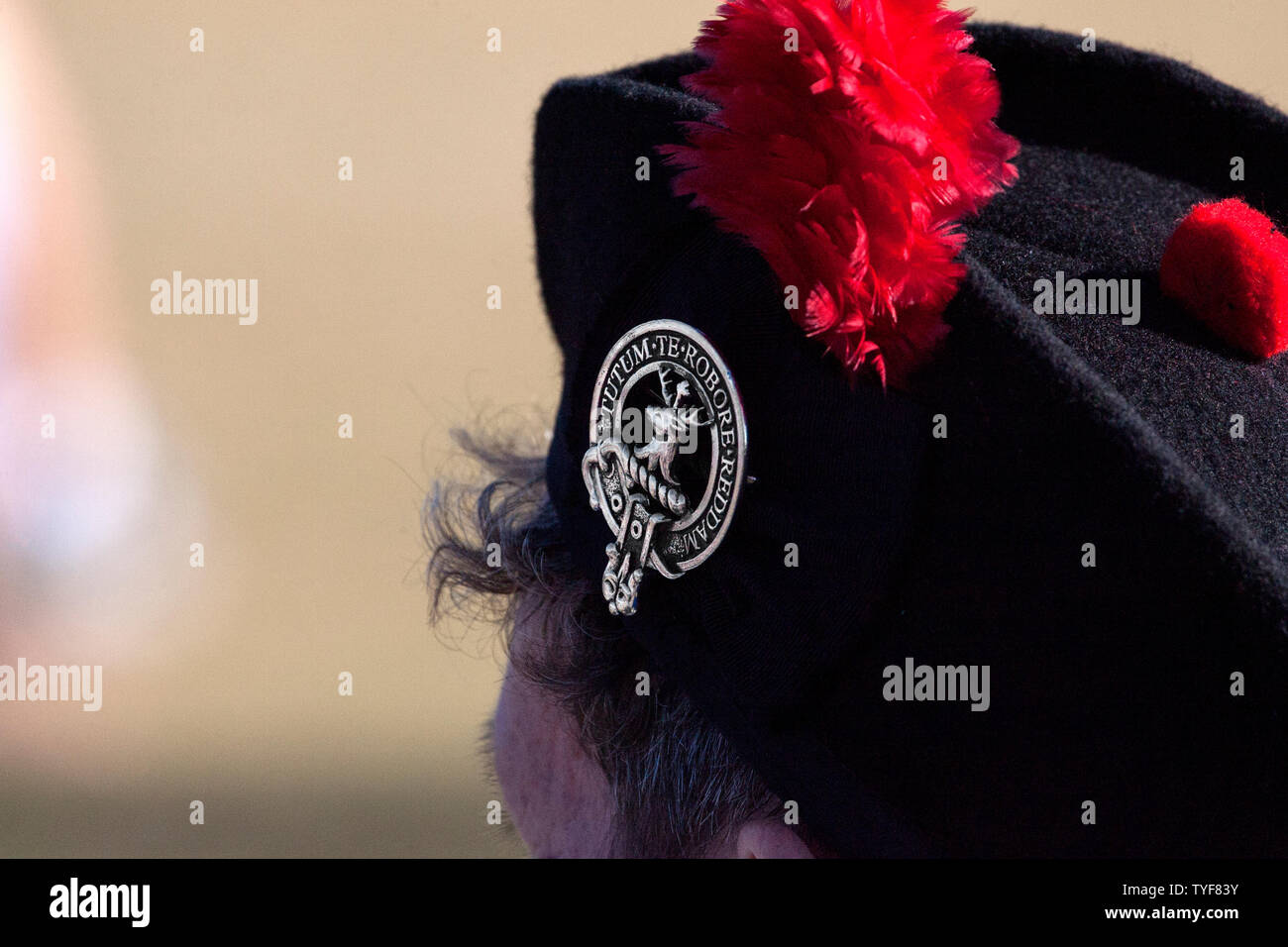 Una donna che indossa un tradizionale scozzese del Glengarry cappuccio con badge e red pom Foto Stock
