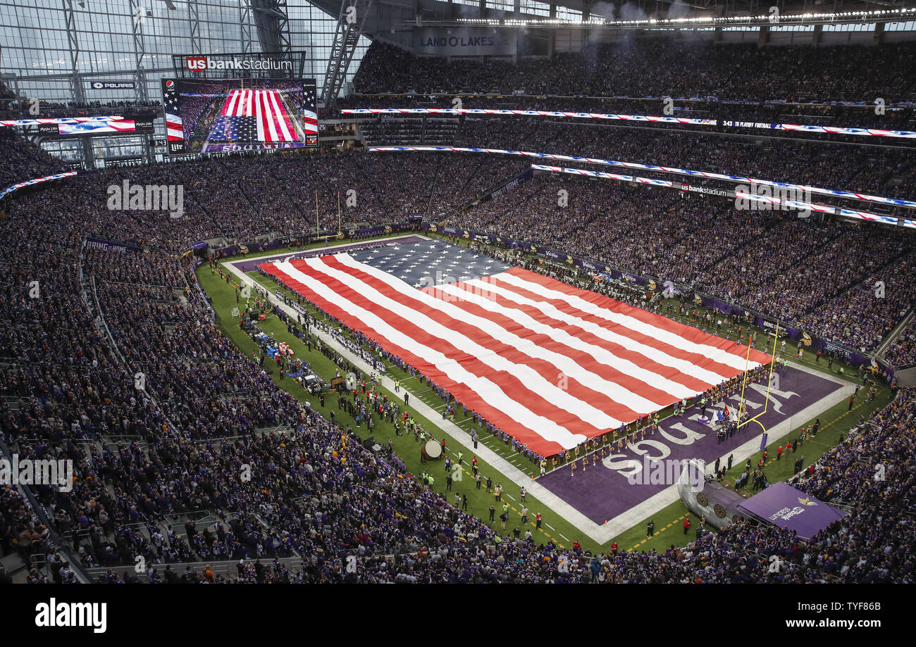 Noi flag è visibile durante l'inno nazionale prima che la tecnologia NFC Divisional round playoff partita tra New Orleans Saints e Minnesota Vikings a U.S. Bank Stadium di Minneapolis il 14 gennaio 2018. Foto di Kamil Krzaczynski/UPI Foto Stock