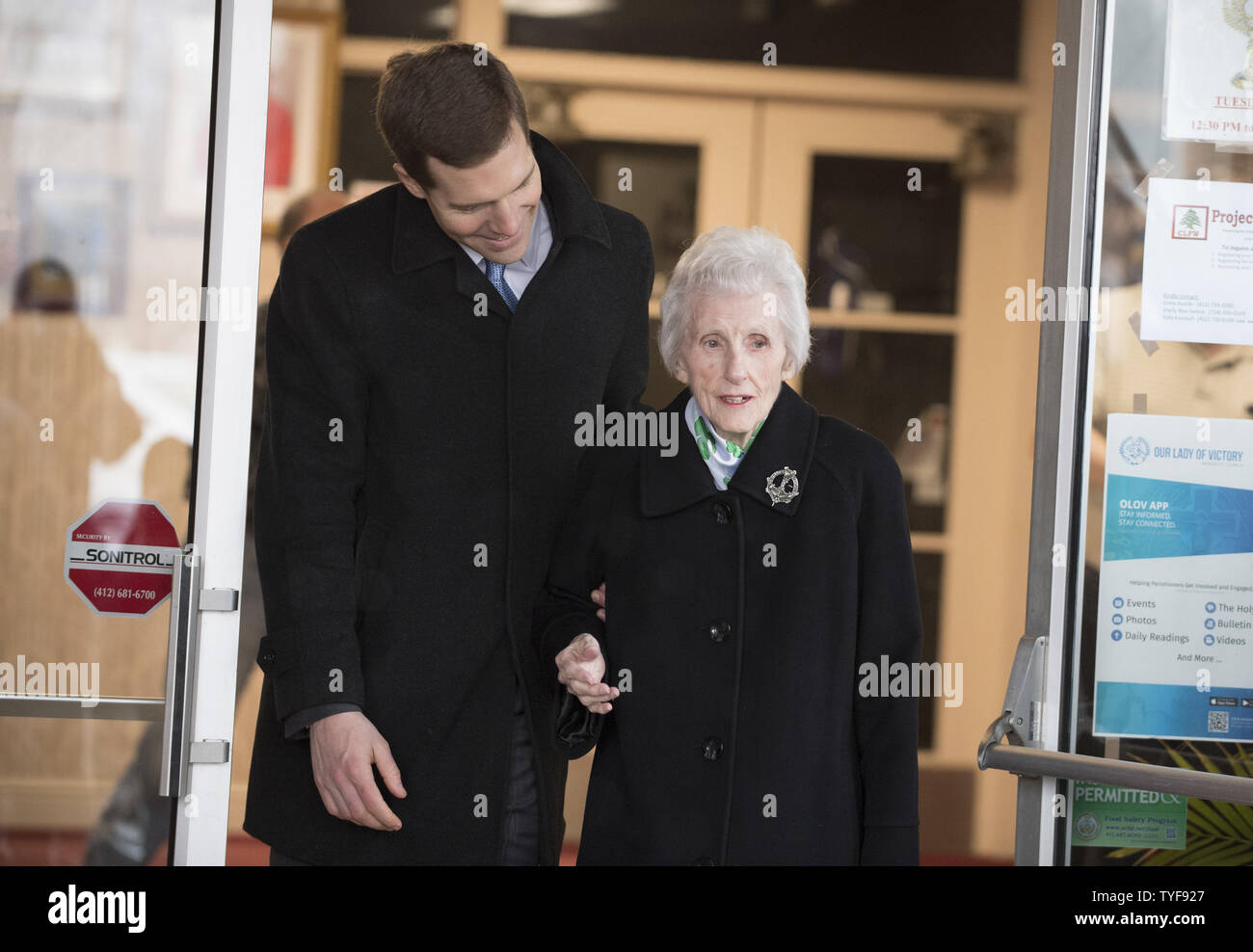 Candidato democratico Conor Agnello accompagnatrici sua nonna Barbara agnello dalla nostra Chiesa della Madonna della vittoria dopo aver votato in Carnegie, Pensilvania il 13 marzo 2018. Agnello e il repubblicano Rick Saccone sono in lizza per riempire la sede aperta in Pennsylvania del XVIII distretto congressuale in una elezione speciale che ha connotazioni nazionali. Foto di Pat Benic/UPI Foto Stock