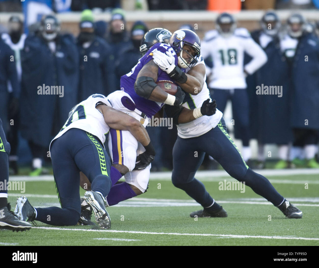 Minnesota Vikings running back Adrian Peterson (28) rende la cattura per brevi yardage come Seattle Seahawks fuori linebacker K.J. Wright (50) rende il affrontare nel quarto trimestre del loro AFC Wild Card game a U.S. Bank Stadium di Minneapolis il 10 gennaio 2016. Foto di Marilyn Indahl/UPI. Foto Stock