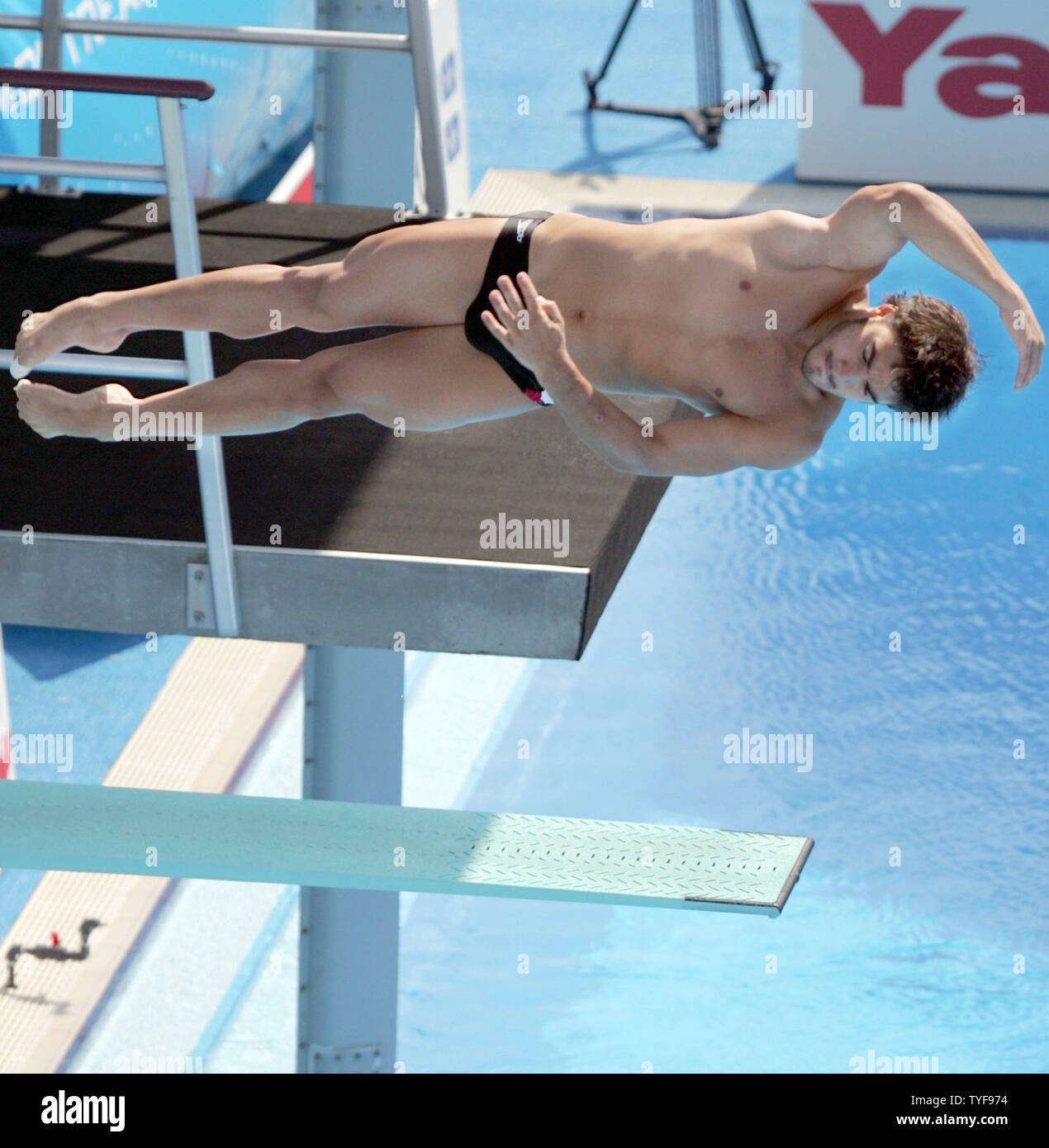 Natale preferito Alexandre Despatie esegue il suo ultimo tuffo in uomini semi-round finale in 3-metro trampolino di lancio della concorrenza a XI Campionati del Mondo di nuoto FINA a Montreal Canada il 19 luglio 2005. Despatie conduce la 12-uomo campo dei finalisti di quasi 60 punti. (UPI foto / Grazia Chiu) Foto Stock