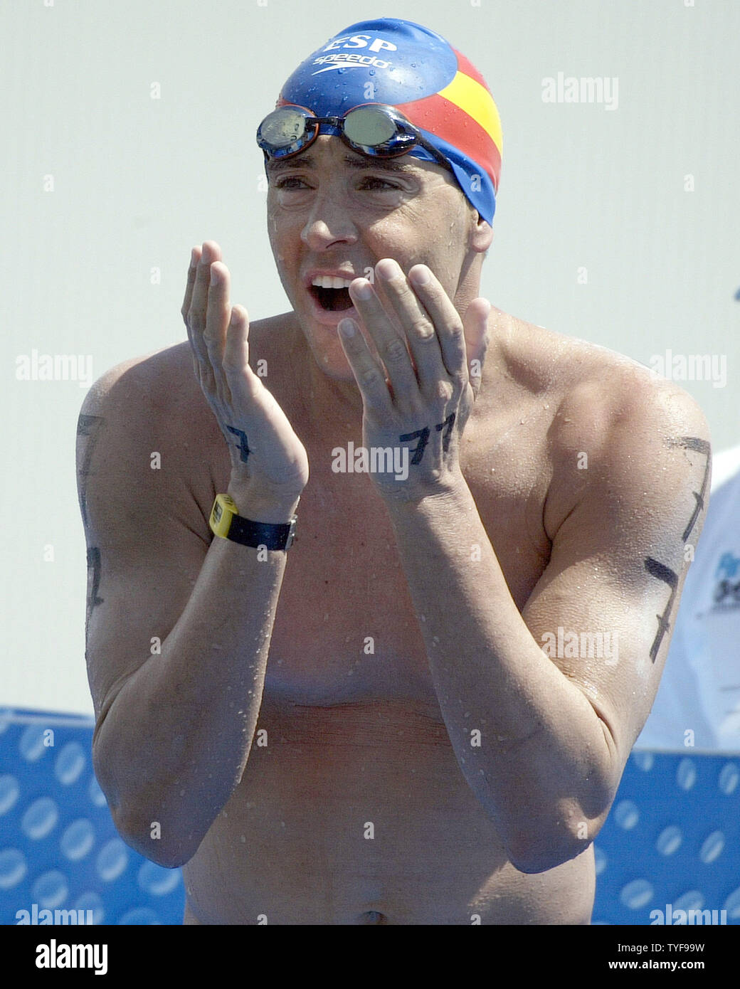 Distanza spagnolo nuotatore David Meca realizza la sua vittoria come egli controlla le classifiche dopo l'uomo 25 km aperta gara dell'acqua nel bacino di Sant'Elena isola al XI Campionati del Mondo di nuoto FINA a Montreal Canada il 23 luglio 2005. Meca ha vinto la gara in 5:00:21,4 ore. (UPI foto / Grazia Chiu) Foto Stock