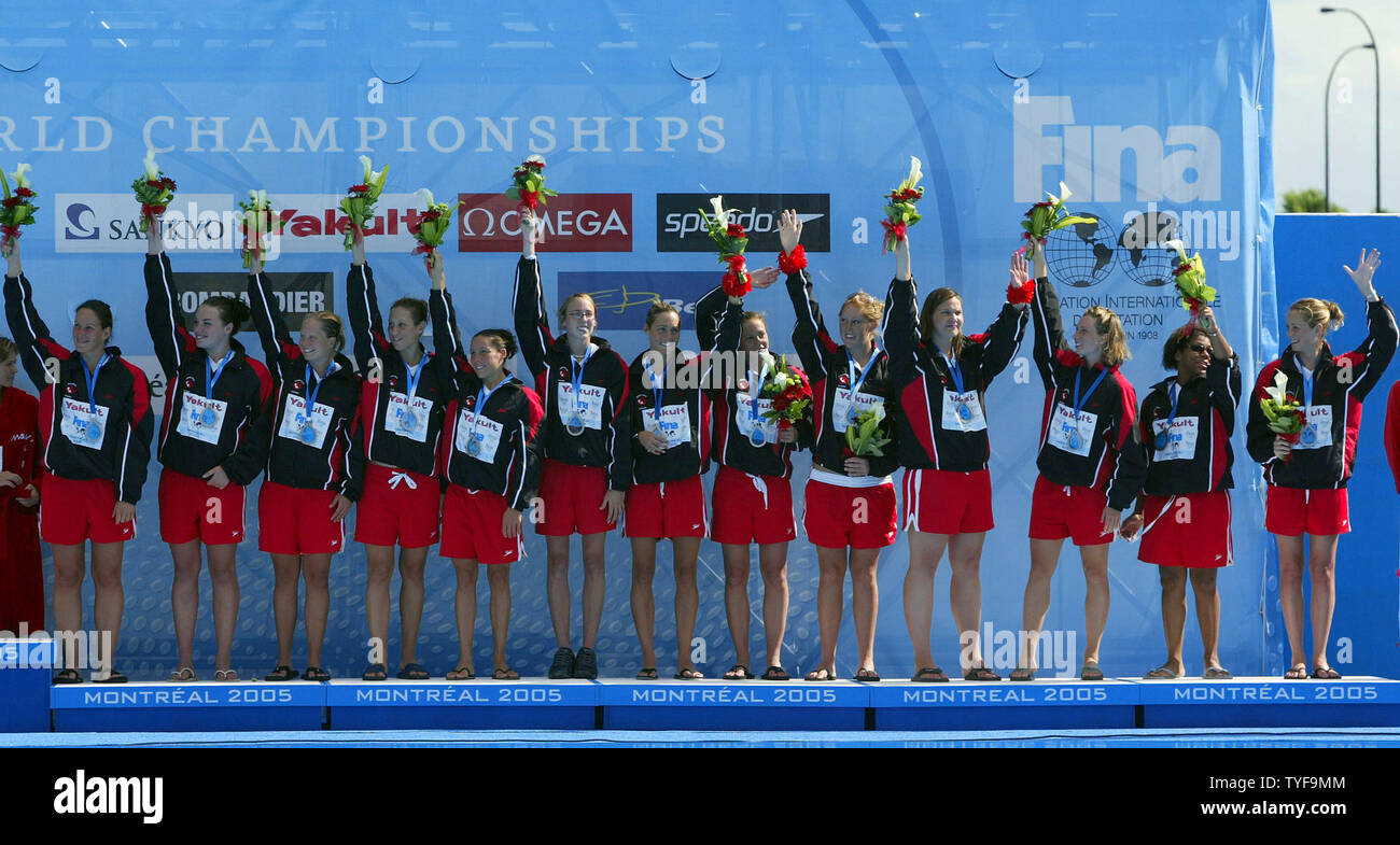 Il canadese donna acqua polo team salutare il pubblico di casa dopo aver vinto la medaglia di bronzo nella loro partita finale contro la Russia al XI Campionati del Mondo di nuoto FINA a Montreal Canada il 29 luglio 2005. I Canadesi outscored i russi 8-3. (UPI foto / Grazia Chiu) Foto Stock