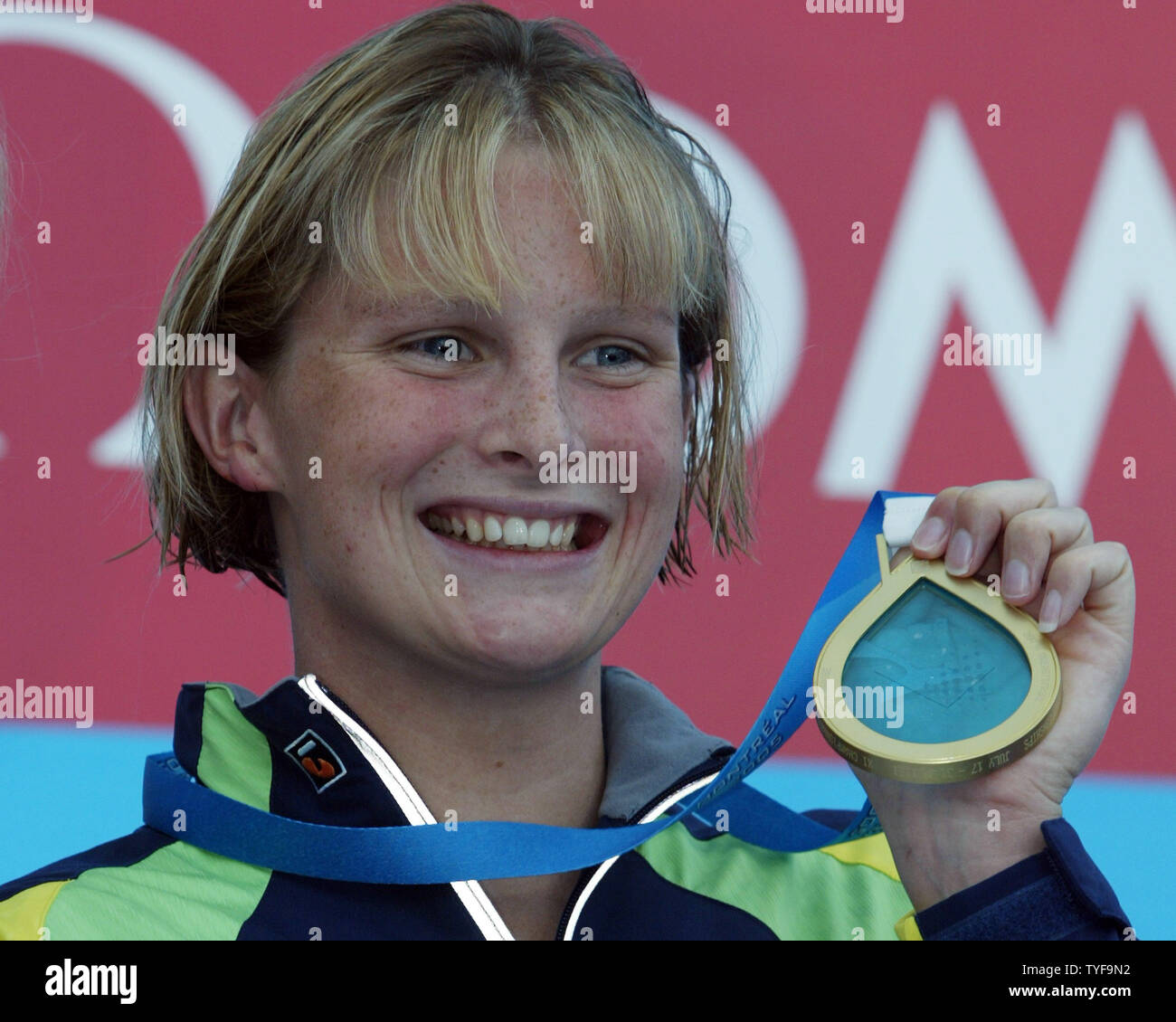 Nuotatore australiana Leisel Jones brandisce la sua medaglia d'oro dalla donna di 200 metri rana gara finale alla XI Campionati del Mondo di nuoto FINA a Montreal Canada il 29 luglio 2005. Jones ha rotto il record del mondo con un tempo di 2:21.72 minuti. (UPI foto / Grazia Chiu) Foto Stock