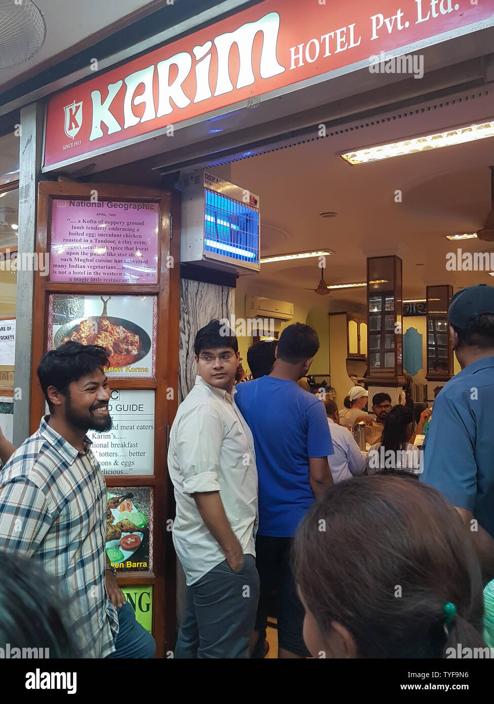 Ristorante Karims nella Vecchia Delhi India con persone allineando per posti a sedere Foto Stock
