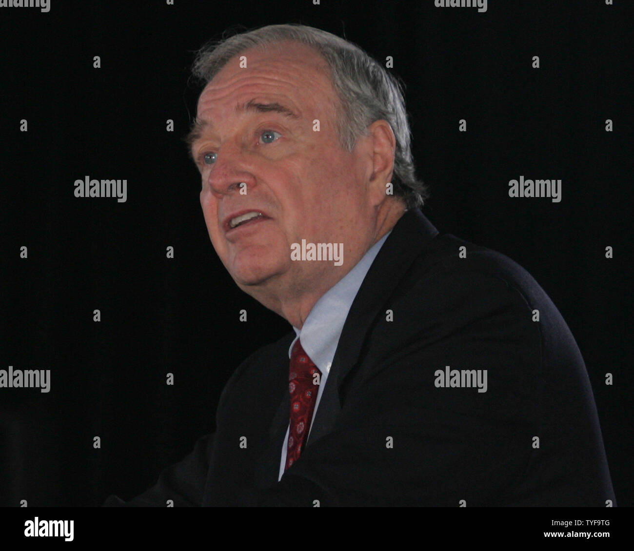 Incombe il Primo ministro del Canada Paul Martin affronta il suo partito liberale di tifosi su elezione notte nel suo distretto elettorale di Lasalle-Emard a Montreal il 23 gennaio 2006. Il Partito liberale ha avuto 103 seggi parlamentari come è stato sconfitto dal Partito conservatore con 124 posti a sedere per formare un nuovo governo di minoranza. Martin è stato rieletto e diventa il leader ufficiale dell'opposizione. (UPI foto / Grazia Chiu) Foto Stock