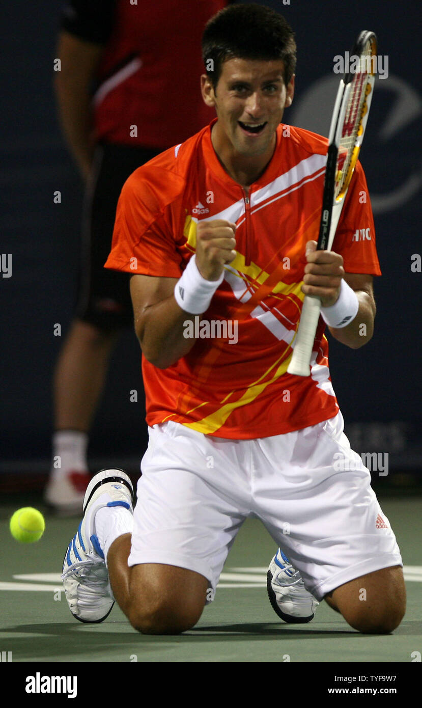 Novak Djokovic di Serbia festeggia alla fine della sua semi-match finale contro Rafael Nadal di Spagna sulla Corte centrale al Rogers Cup ATP Masters Series a Uniprix Stadium di Montreal il 11 agosto 2007. Djokovic sconvolto la seconda-seeded Nadal 7-5, 6-3 di anticipo per le finali. (UPI foto/Grazia Chiu). Foto Stock